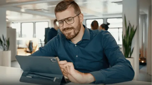 Youtube Thumbnail - Person sitzt im Office und bedient das Ipad