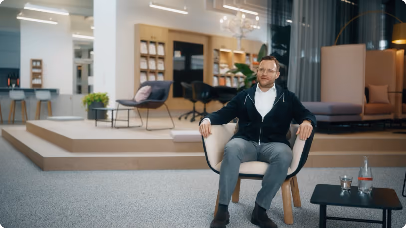 Mann im Sessel in einer modernen, offen gestalteten Arbeitswelt.
