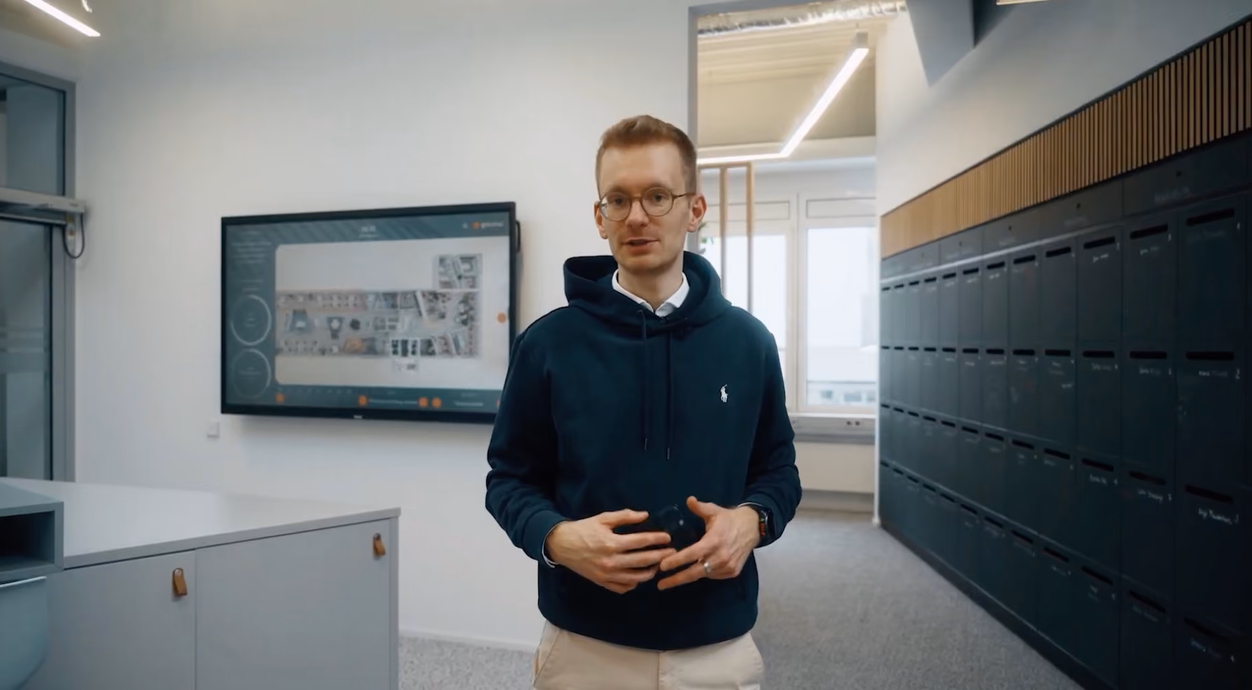 Youtube Thumbnail - Person sitzt im Office und bedient das Ipad
