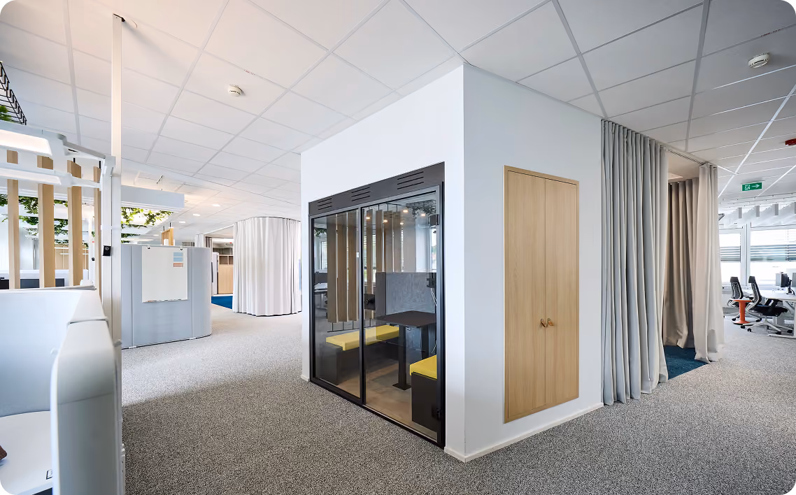 Open-Office-Konzept mit einer Telefonbox für Meetings.