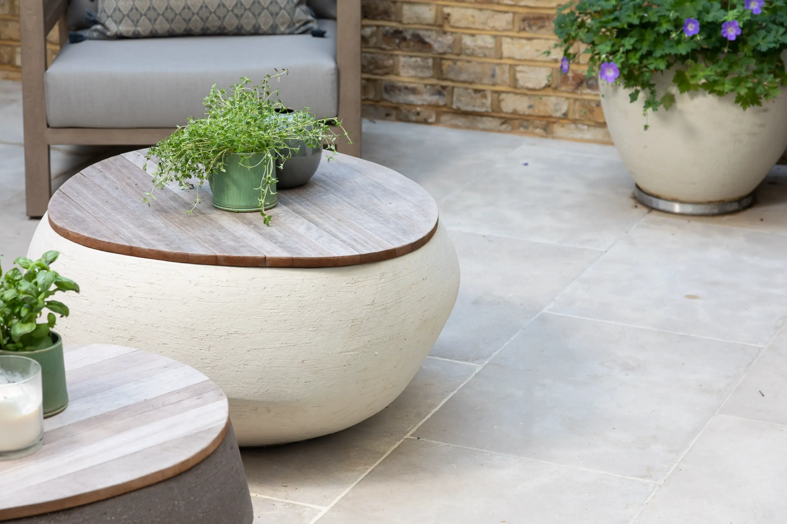 European bioethanol garden fire pit with customisable stone fill and lid so you can use it as a coffee table too