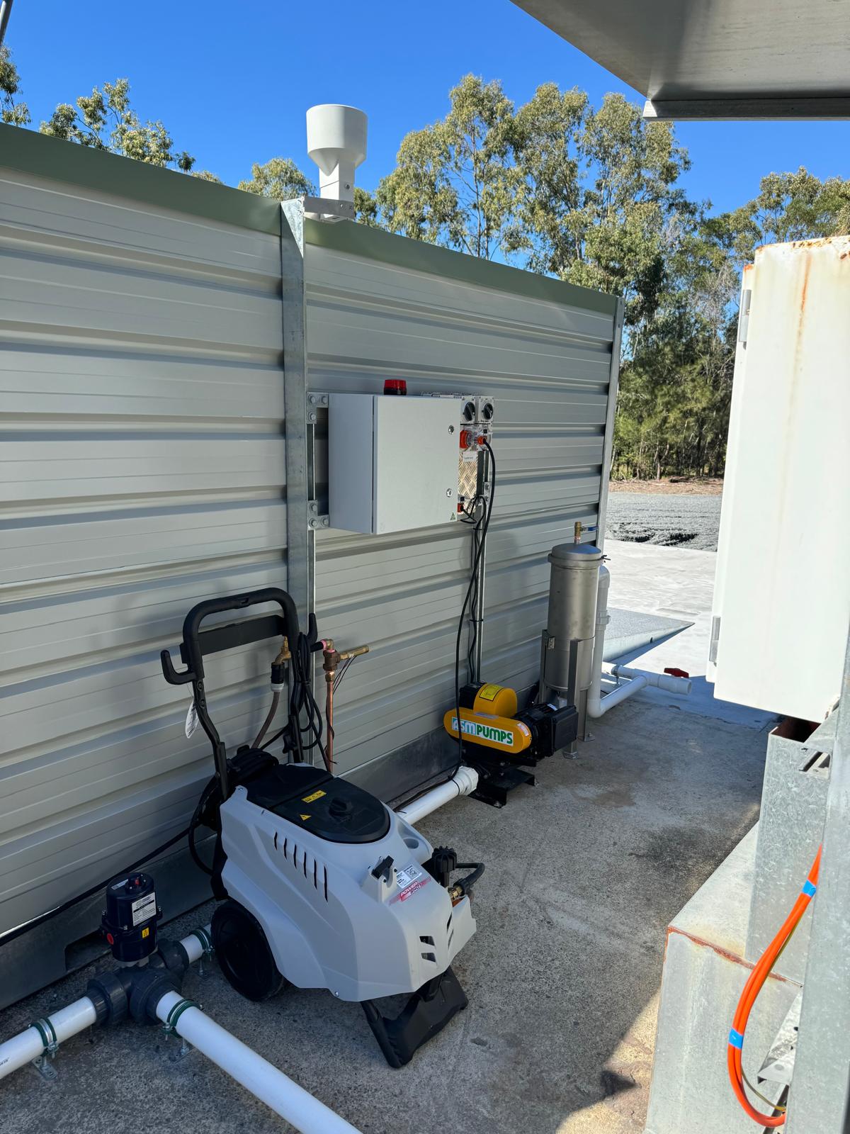 Empty modular washbay with ramps and side wall screens
