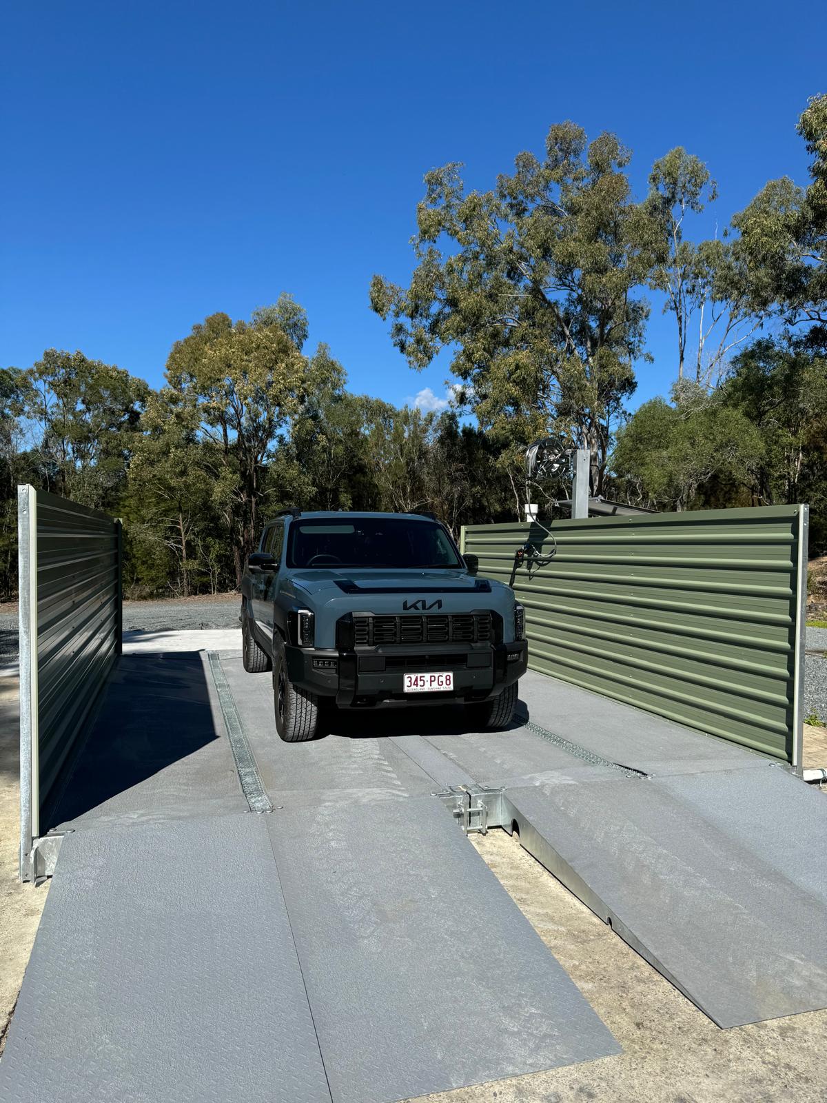 Modular heavy vehicle washbay with forklift, side screens, ramps and collection channels