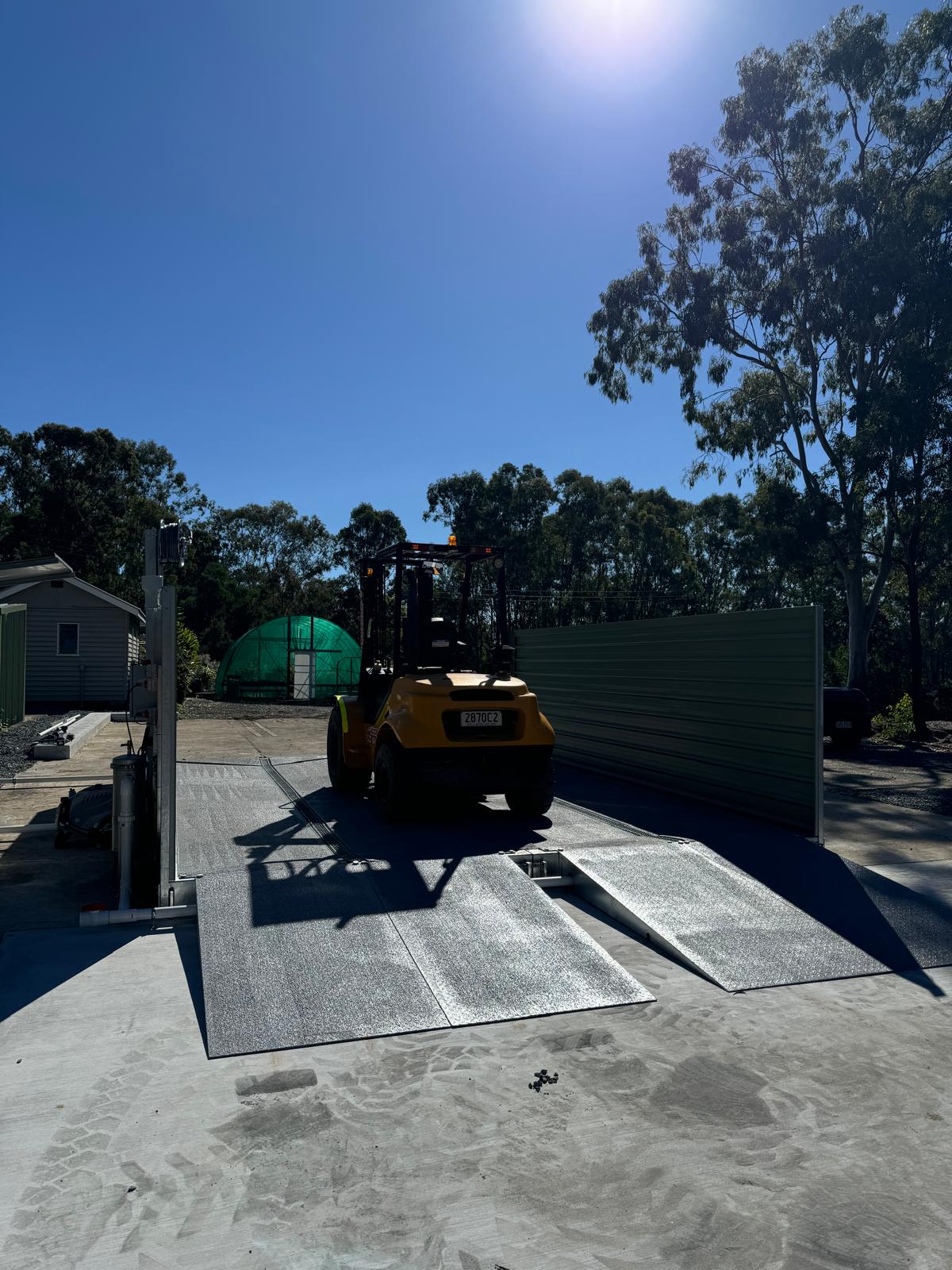 Modular heavy vehicle washbay with forklift, side screens, ramps and collection channels