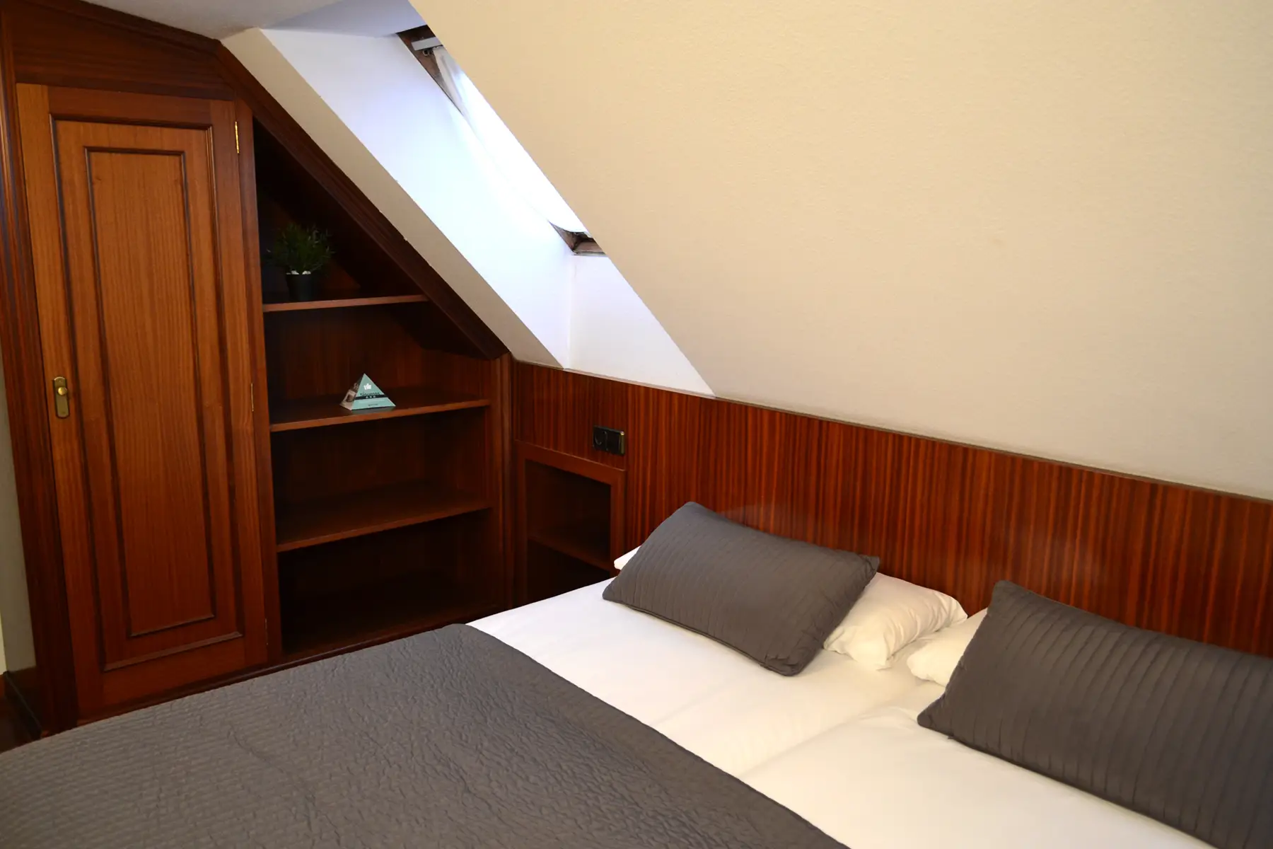 Dormitorio con armario y estanterías — Apartamento 2 camas Vistas al Mar, InsideHome Santa Cristina, Oleiros