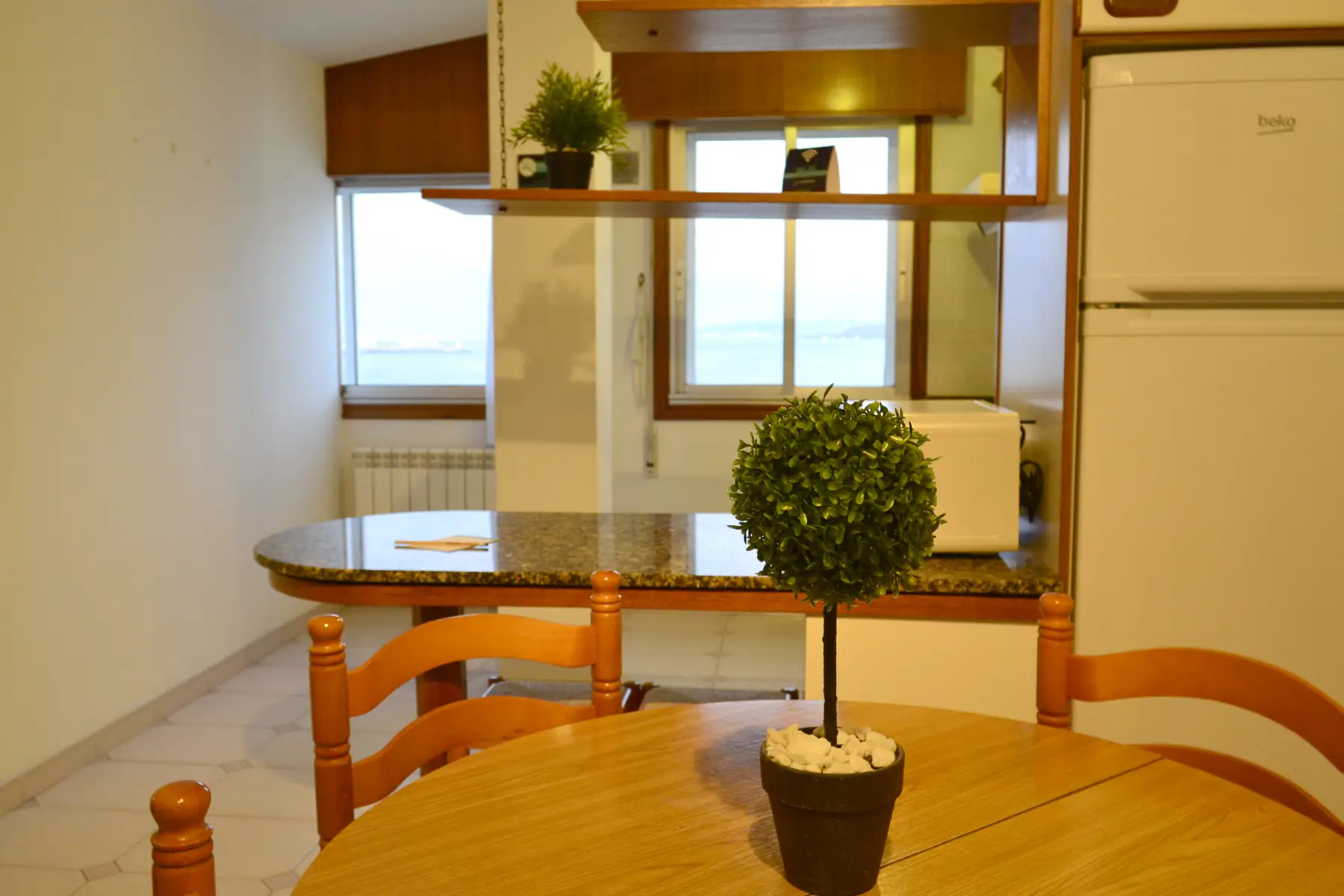 Cocina con mesa de comedor — Apartamento 2 camas Vistas al Mar, InsideHome Santa Cristina, Oleiros
