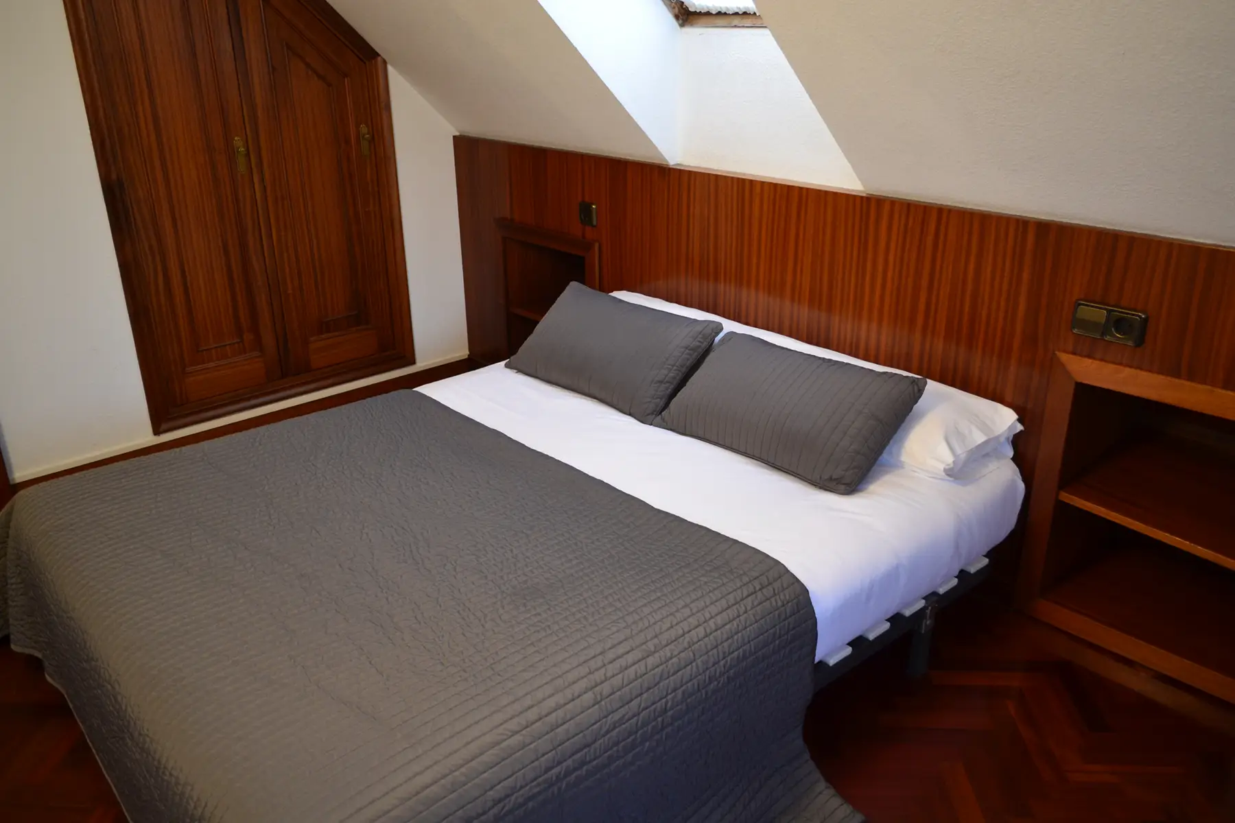 Dormitorio abuhardillado con cama doble — Apartamento Matrimonio Vistas Ría, InsideHome Santa Cristina, Oleiros
