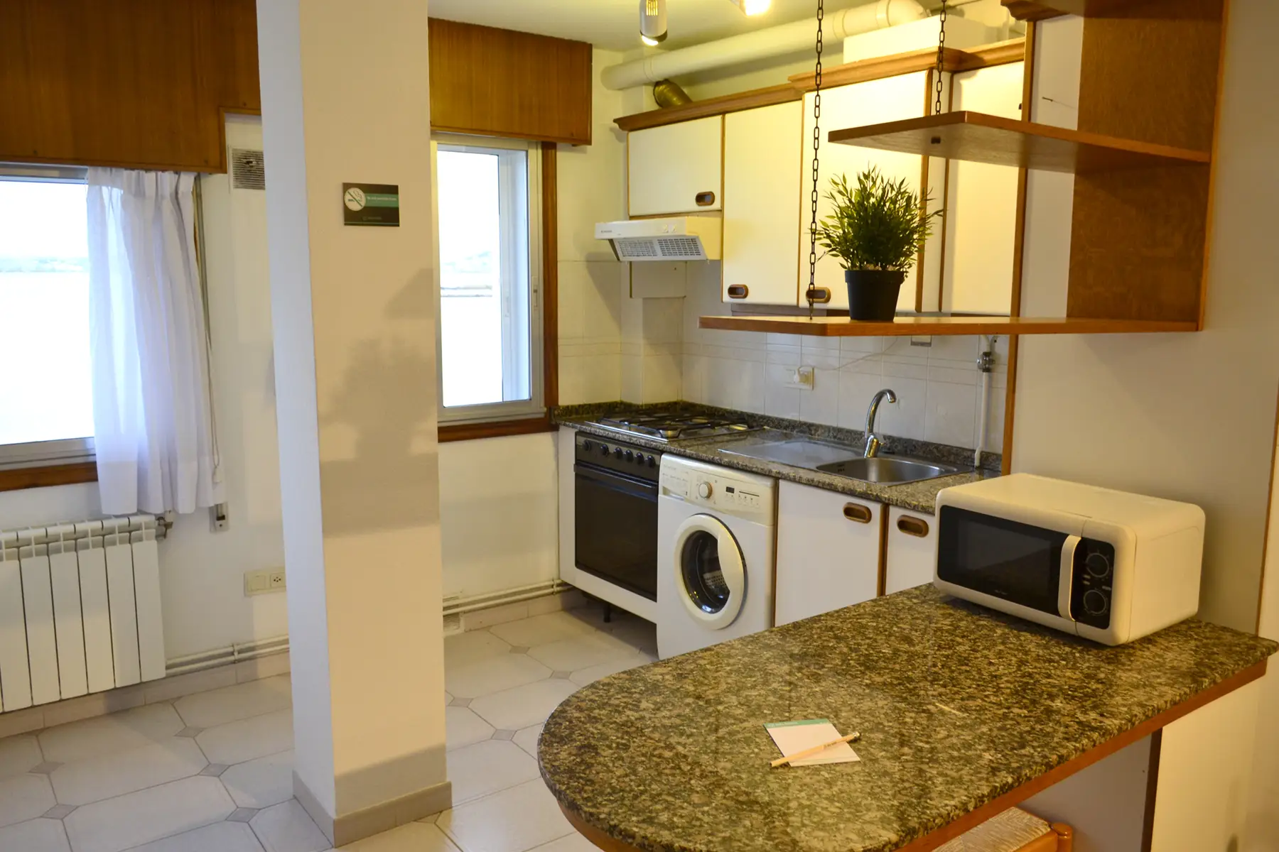 Cocina con barra y microondas — Apartamento Matrimonio Vistas Ría, InsideHome Santa Cristina, Oleiros