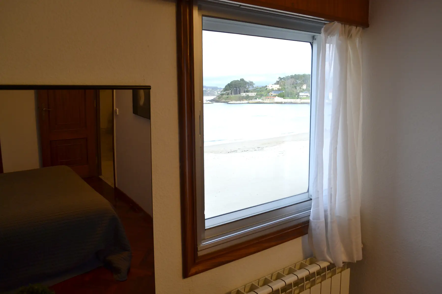 Ventana con vistas a la playa — Apartamento Matrimonio Vistas Ría, InsideHome Santa Cristina, Oleiros