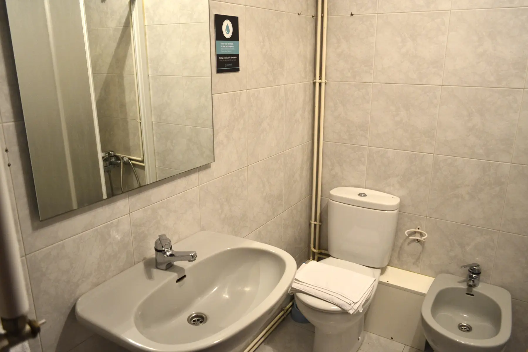 Baño con lavabo y bidé — Apartamento Matrimonio Vistas Ría, InsideHome Santa Cristina, Oleiros