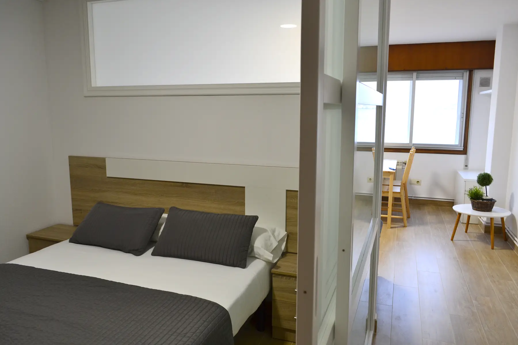 Cama de matrimonio junto al salón — Apartamento Cuádruple con Cama Matrimonio, InsideHome Santa Cristina, Oleiros