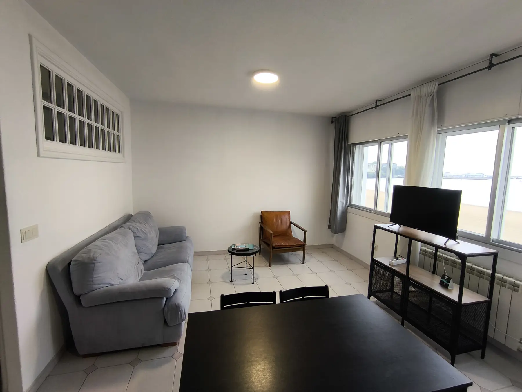 Salón con sofá y televisión — Apartamento Matrimonio Vistas Mar, InsideHome Santa Cristina, Oleiros