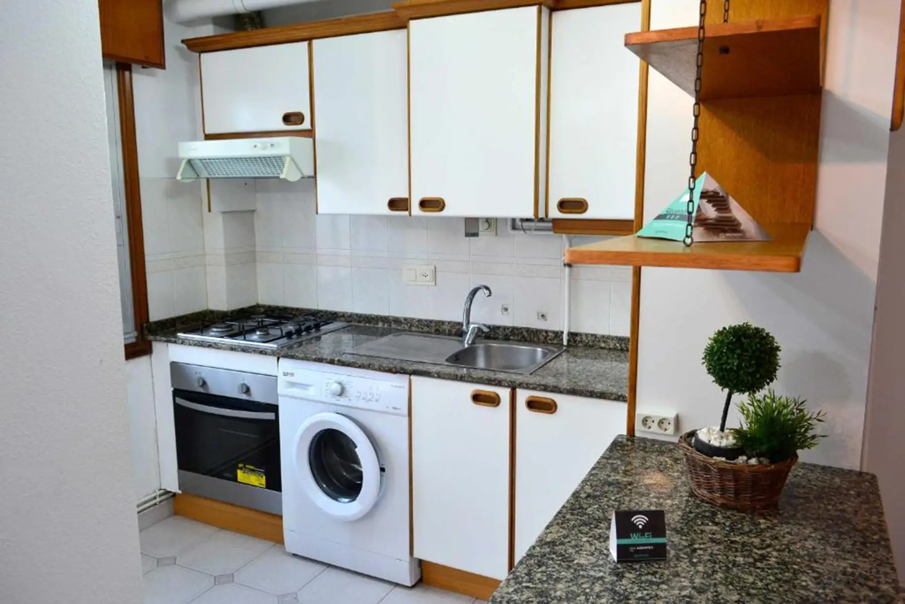 Cocina equipada con lavadora — Estudio Individual Vistas al Mar, InsideHome Santa Cristina, Oleiros