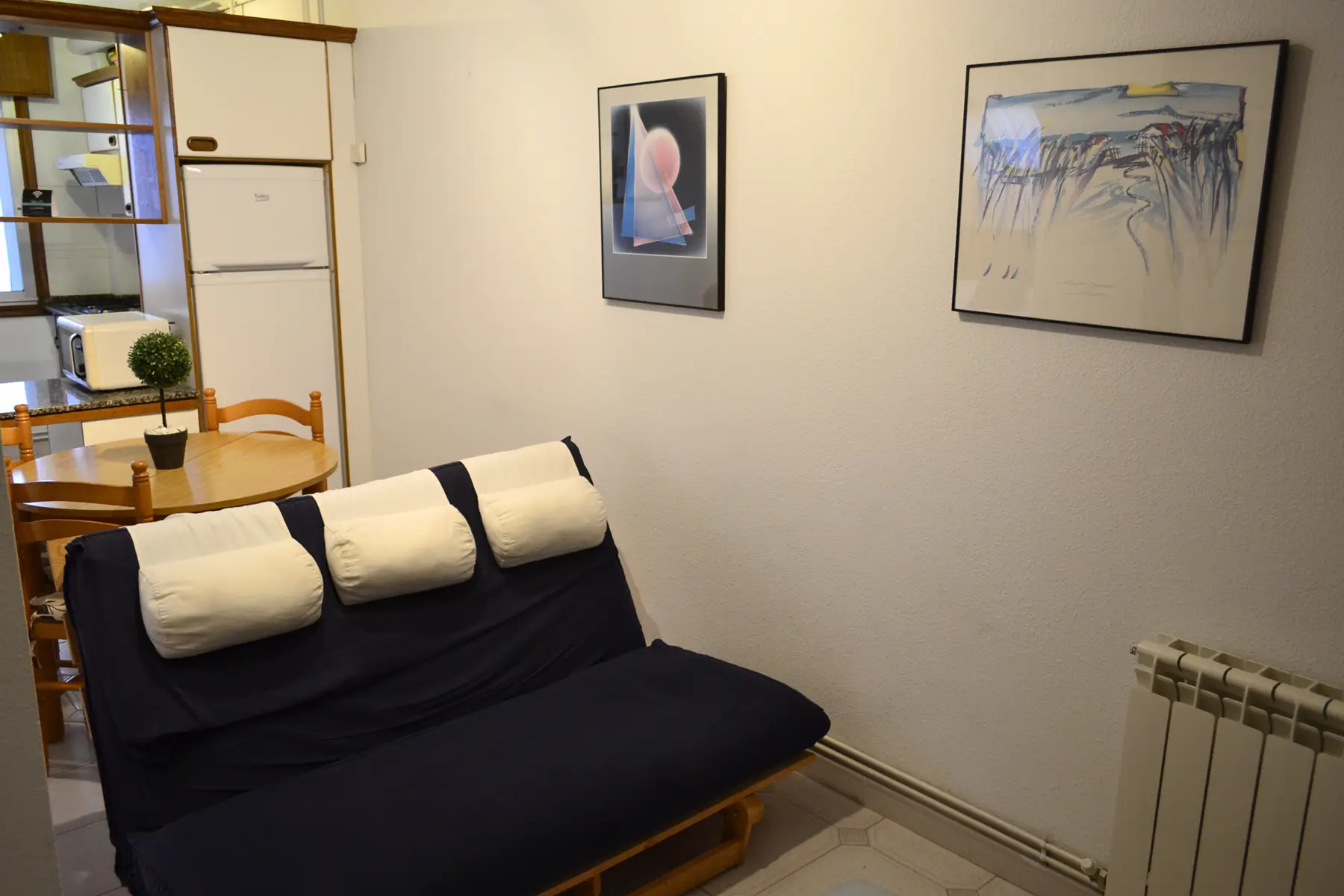 Salón con sofá cama — Estudio Estándar Vistas Ría, InsideHome Santa Cristina, Oleiros