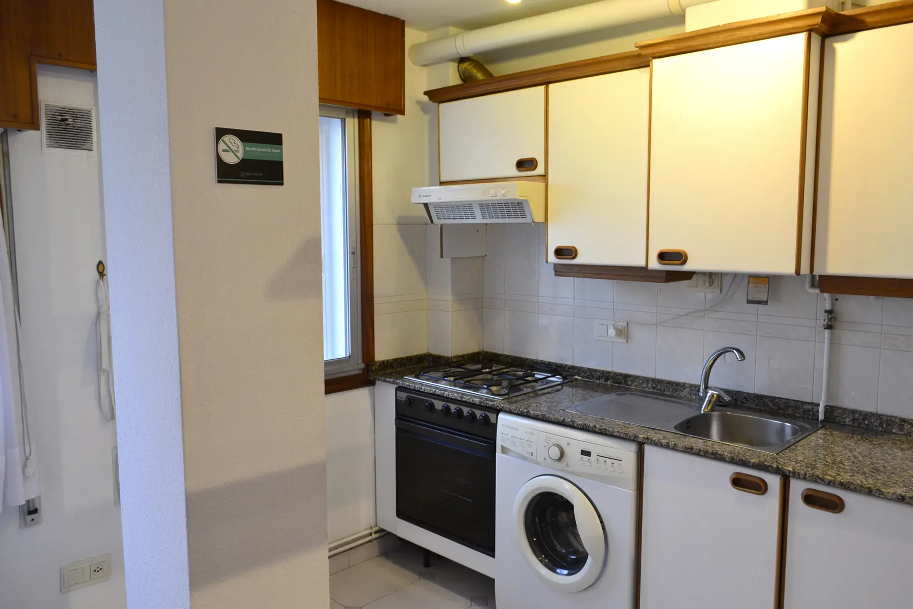 Cocina equipada con lavadora — Estudio Estándar Vistas Ría, InsideHome Santa Cristina, Oleiros