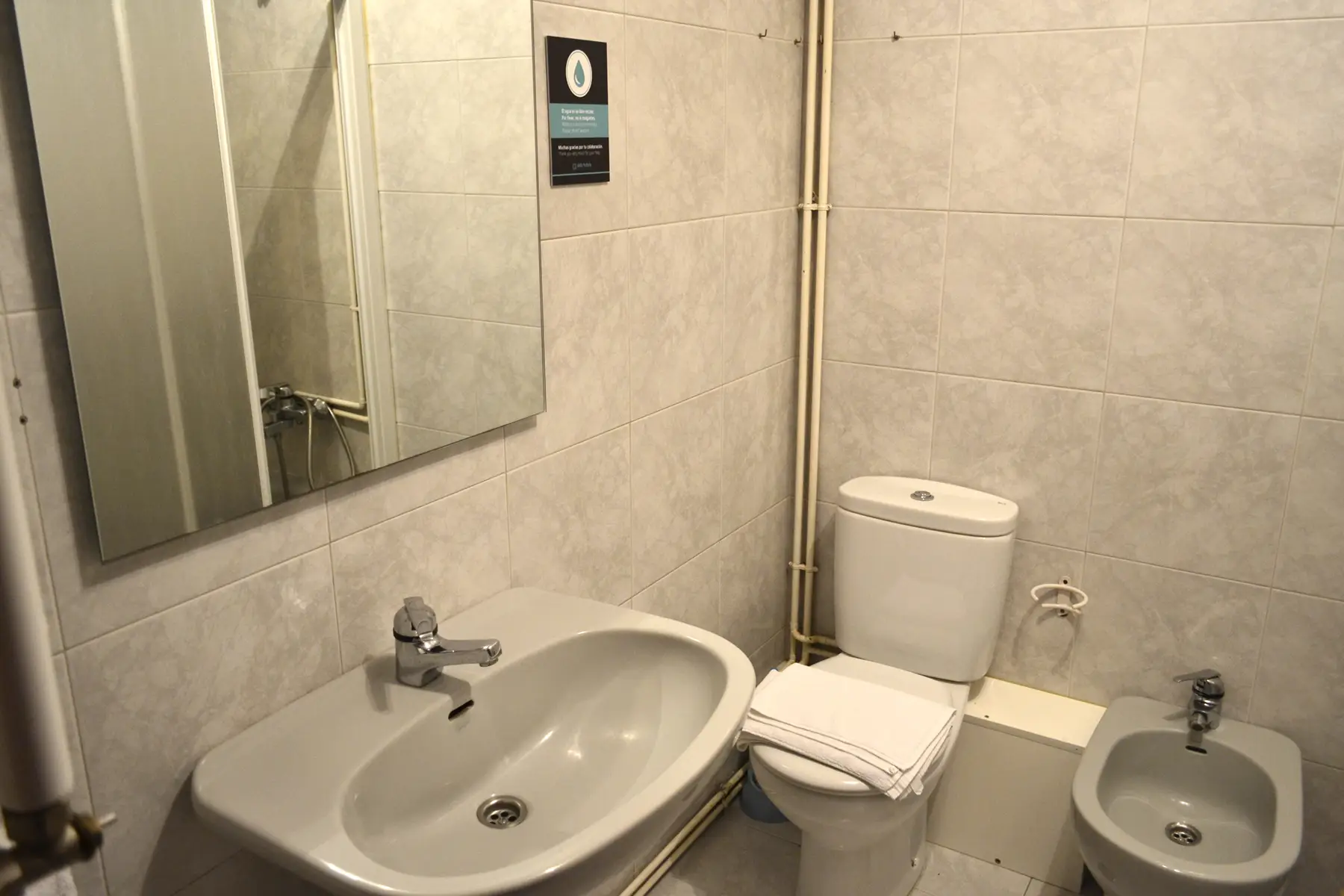 Baño con lavabo y bidé — Estudio Estándar Vistas Ría, InsideHome Santa Cristina, Oleiros