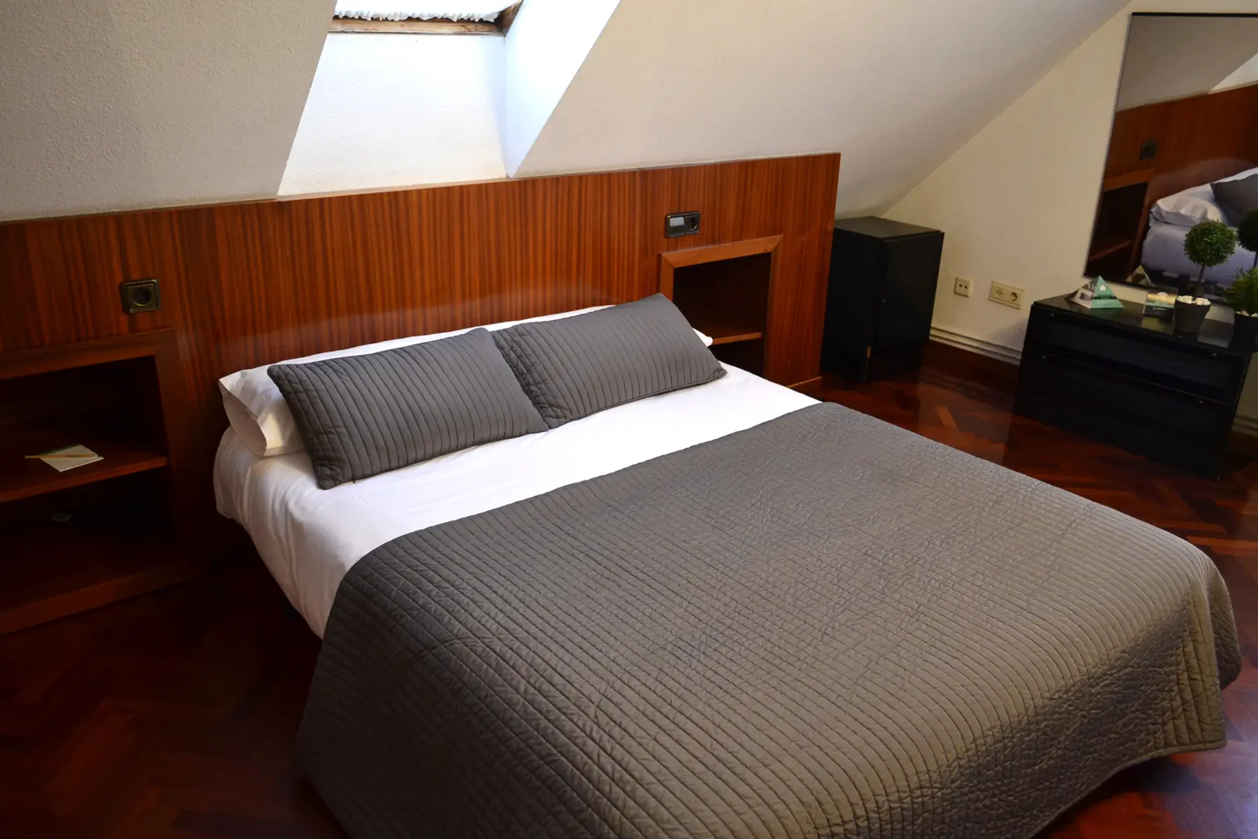 Dormitorio con cama de matrimonio — Estudio Estándar Vistas Ría, InsideHome Santa Cristina, Oleiros