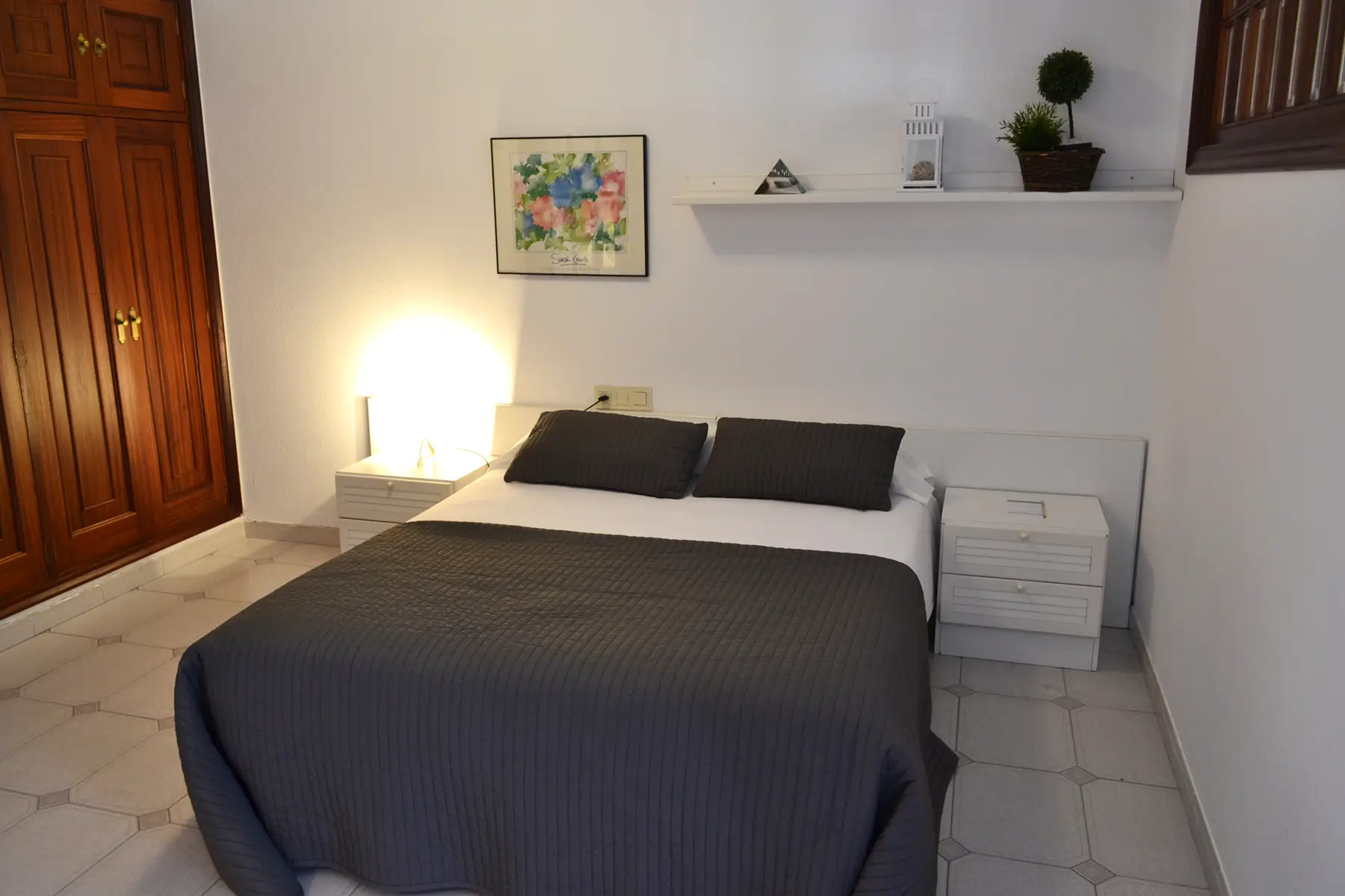 Dormitorio con cama doble y armario — Estudio Estándar Vistas al Mar, InsideHome Santa Cristina, Oleiros