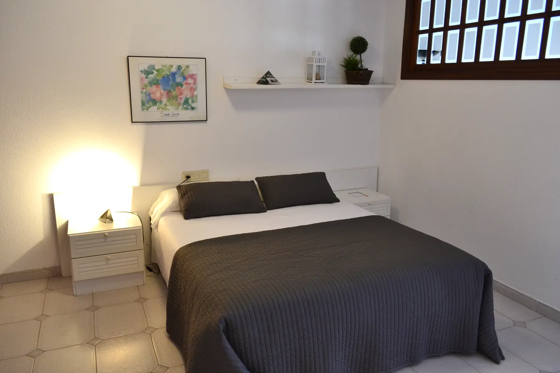 Dormitorio con cama de matrimonio — Estudio Estándar Vistas al Mar, InsideHome Santa Cristina, Oleiros