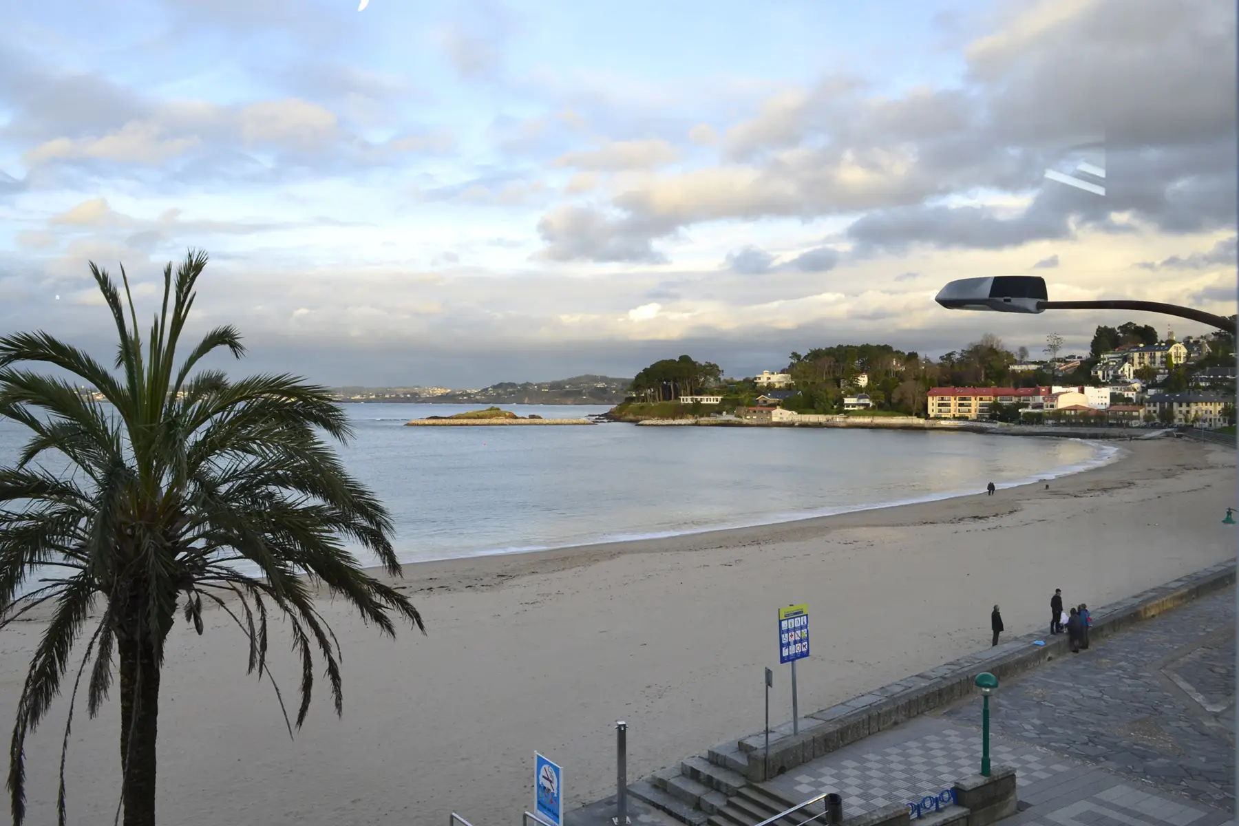 Vistas a la playa con palmera — Estudio Estándar Vistas al Mar, InsideHome Santa Cristina, Oleiros