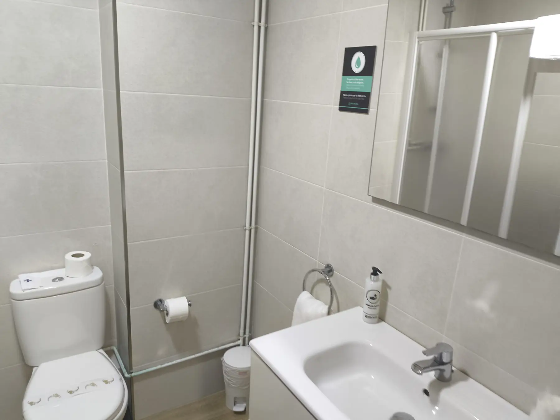 Baño con ducha y lavabo — Estudio Estándar Vistas al Mar, InsideHome Santa Cristina, Oleiros