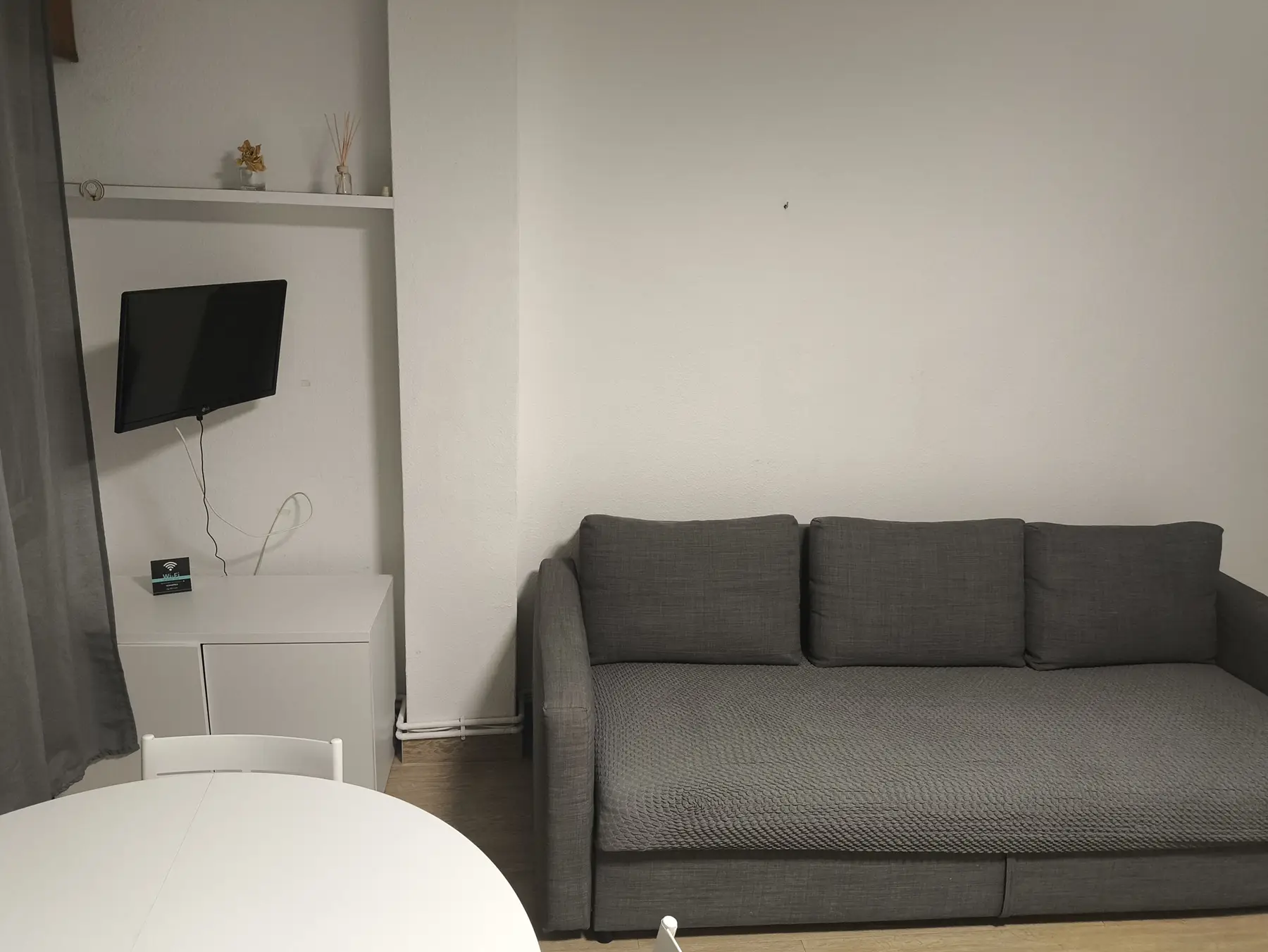 Salón con sofá y televisión — Estudio Estándar Vistas al Mar, InsideHome Santa Cristina, Oleiros