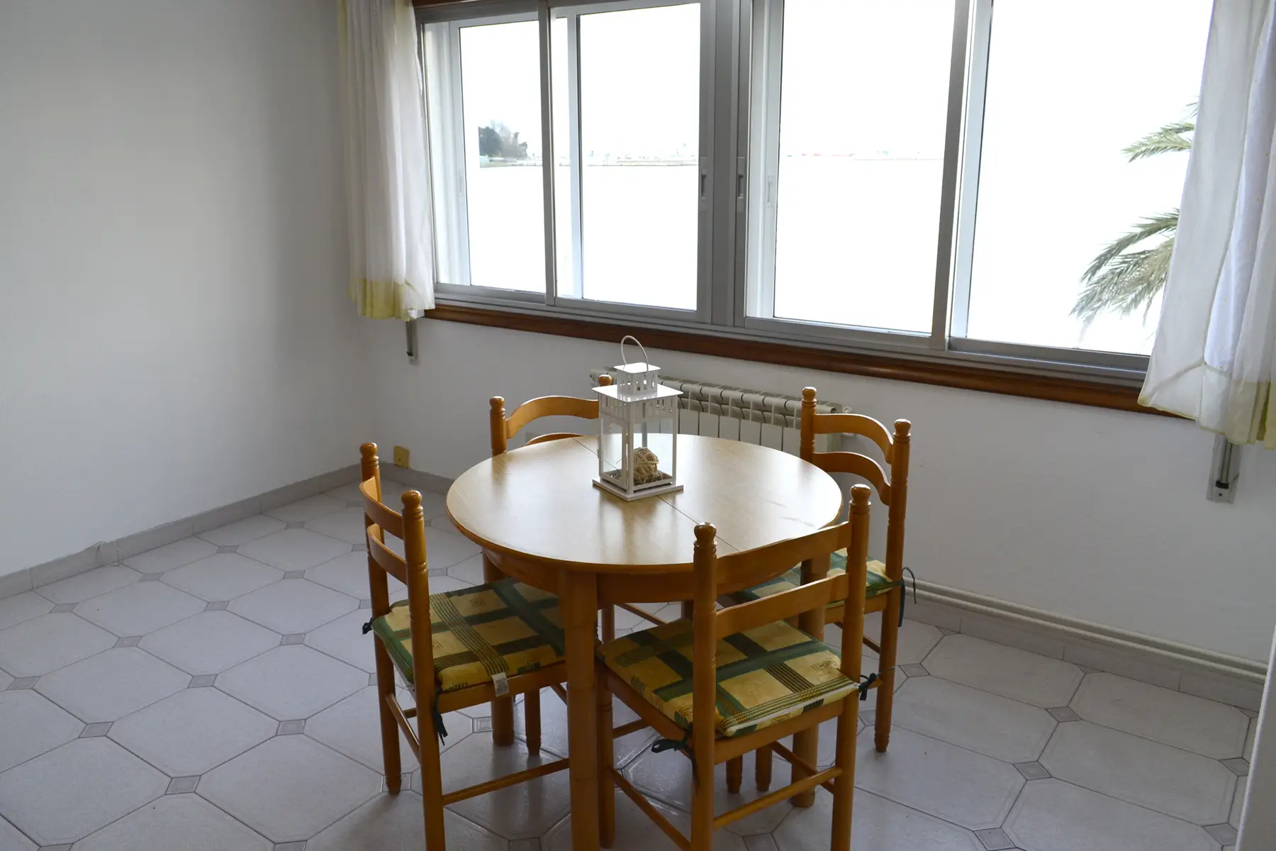 Comedor con vistas al mar — Estudio Estándar Vistas al Mar, InsideHome Santa Cristina, Oleiros