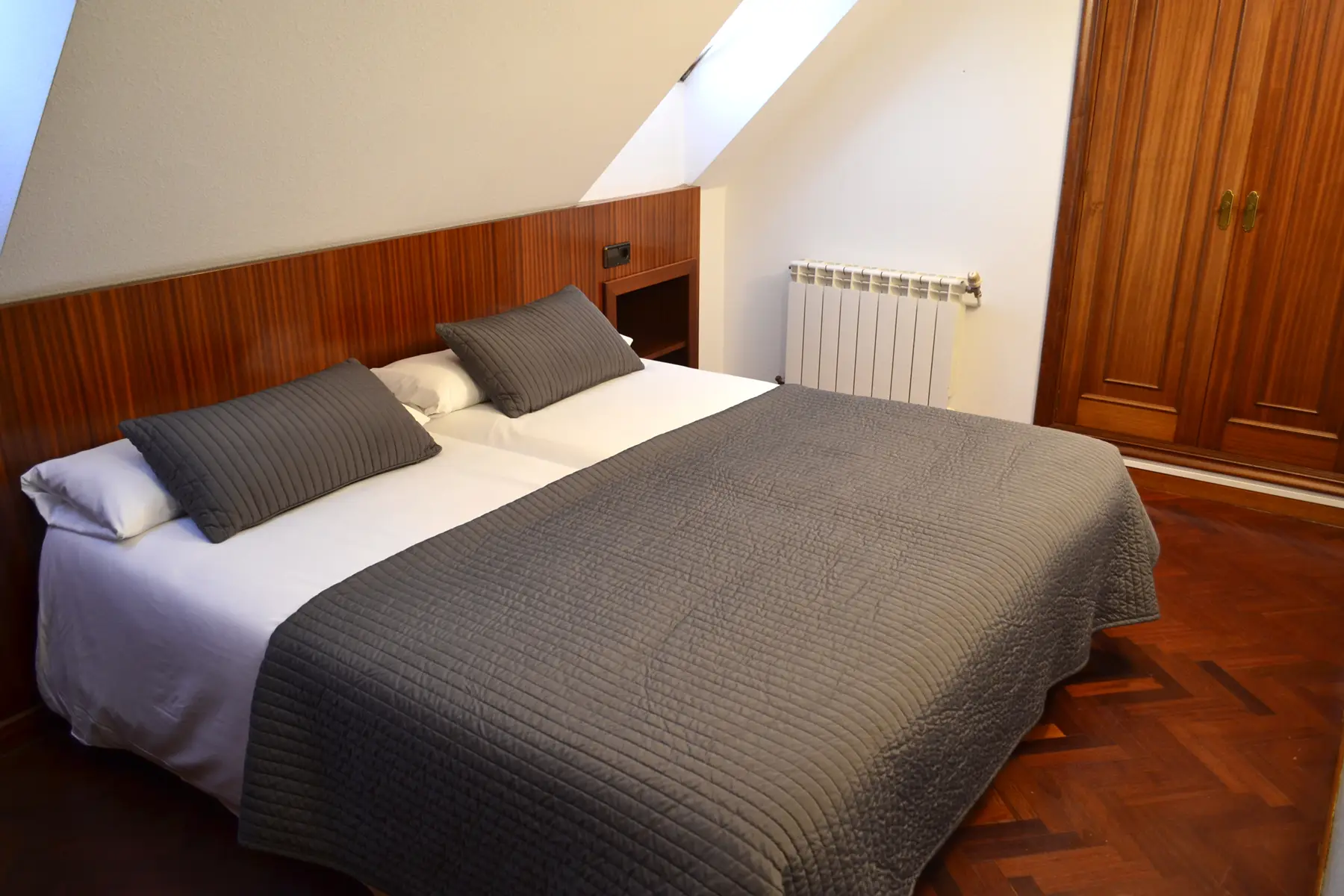 Dormitorio abuhardillado con dos camas — Apartamento Cuádruple, InsideHome Santa Cristina, Oleiros