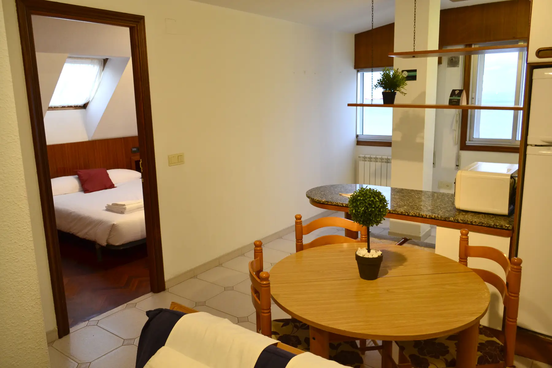 Salón comedor con dormitorio al fondo — Apartamento Cuádruple, InsideHome Santa Cristina, Oleiros