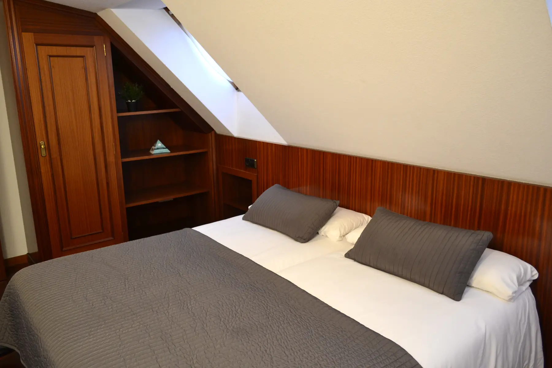 Dormitorio con dos camas y estanterías — Apartamento Cuádruple, InsideHome Santa Cristina, Oleiros
