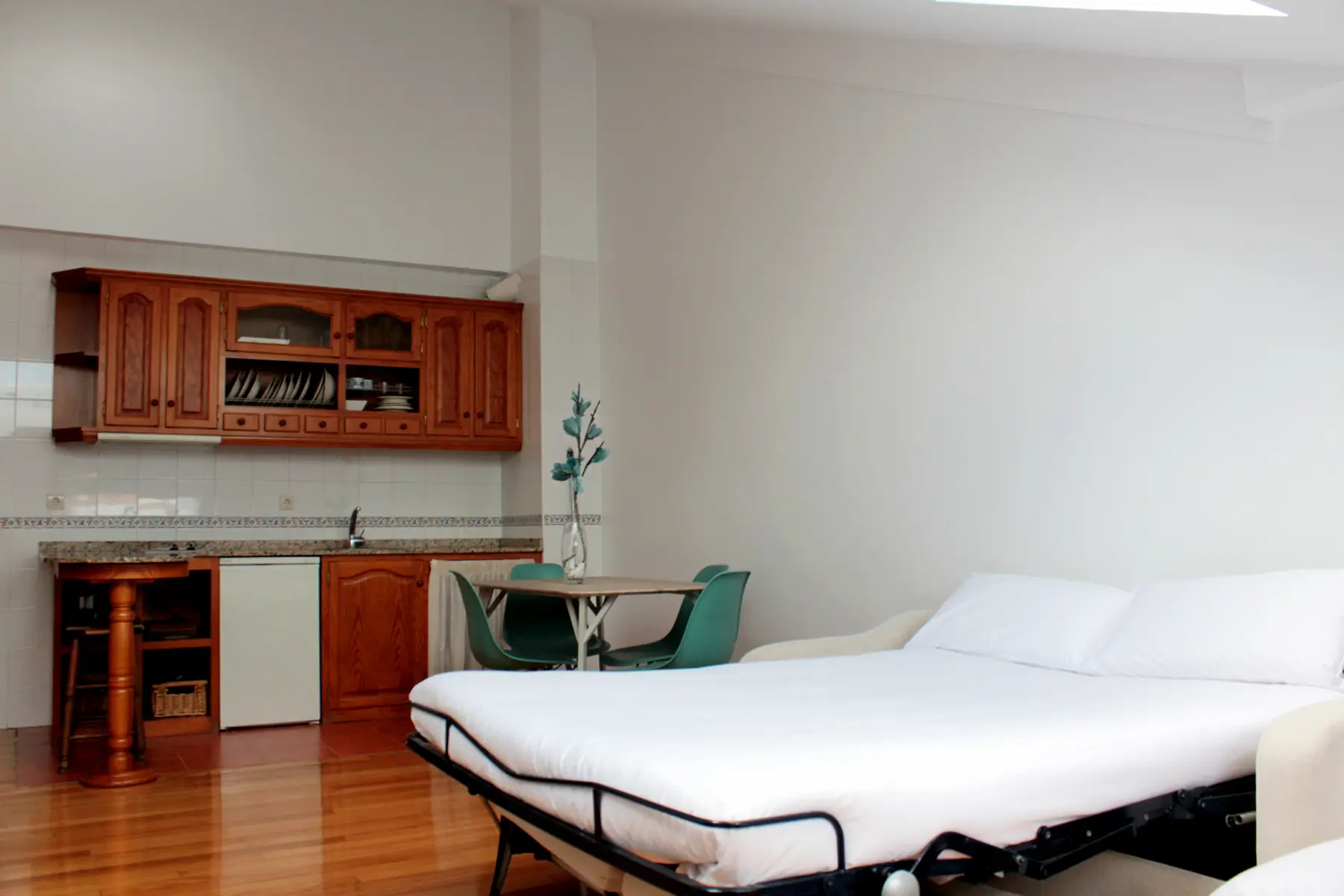 Salón con sofá cama y cocina — Apartamento 1 habitación, InsideHome Porta do Sol, Vigo