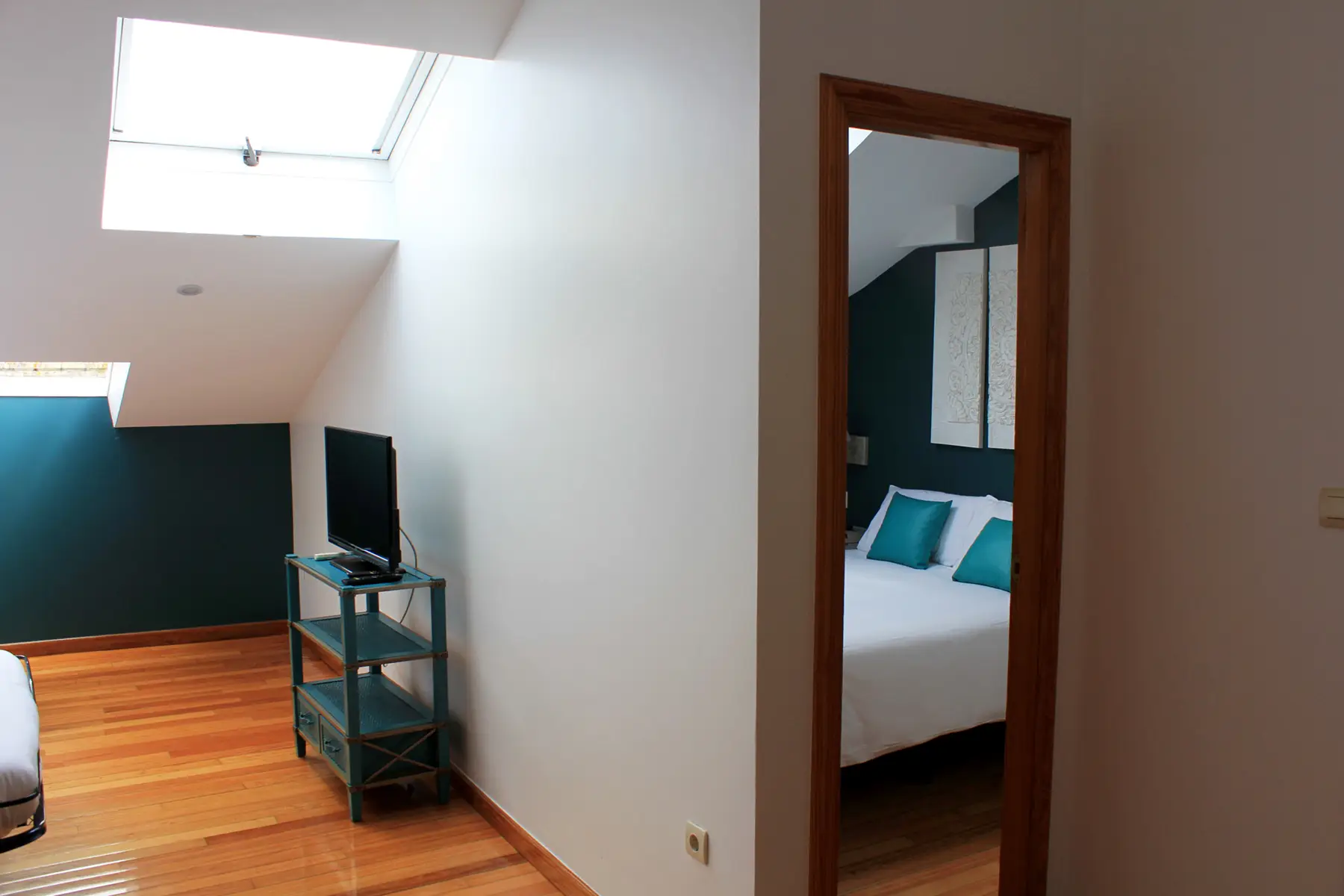 Zona de estar con televisión — Apartamento 1 habitación, InsideHome Porta do Sol, Vigo