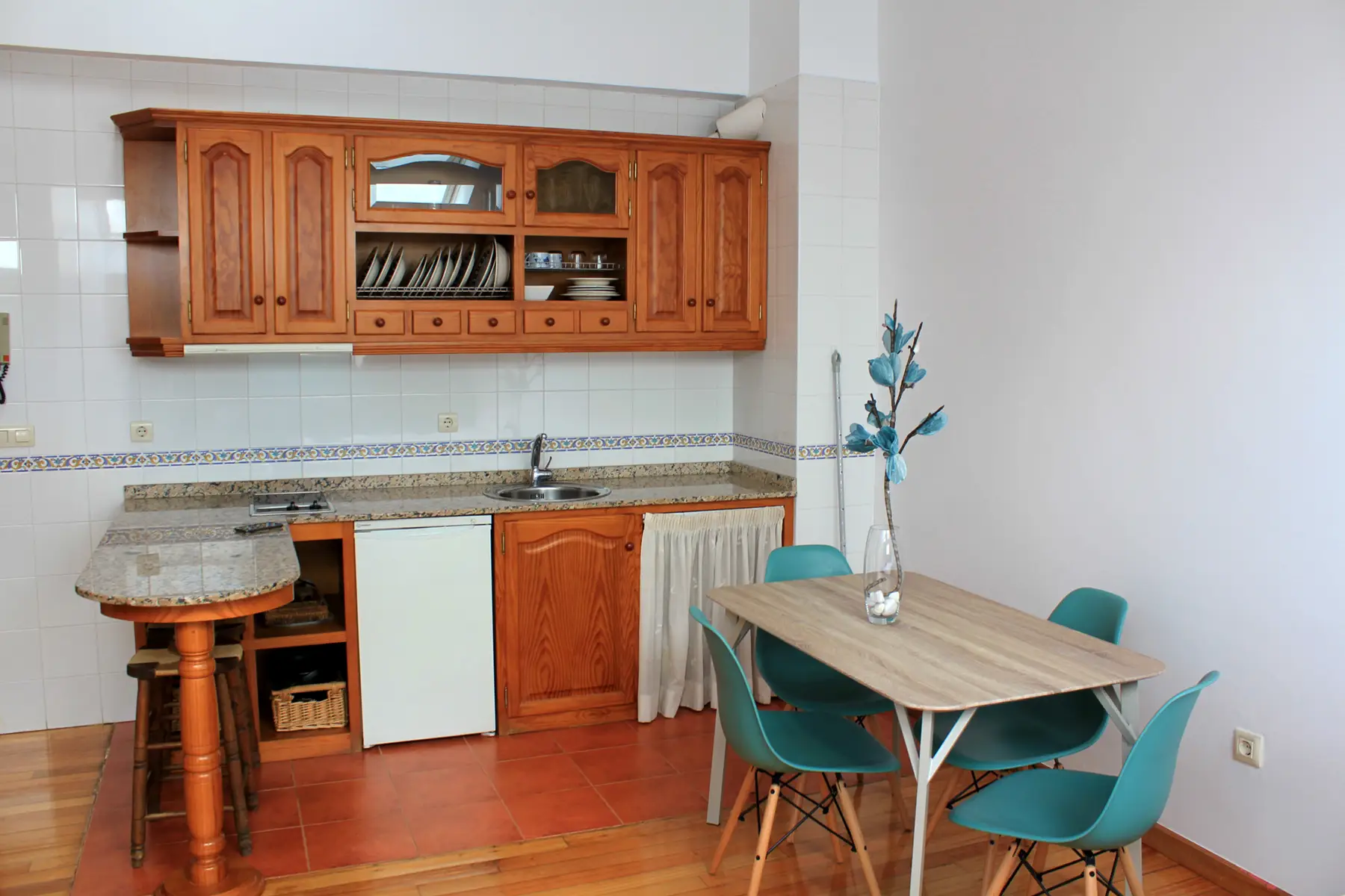 Cocina con mesa de comedor — Apartamento 1 habitación, InsideHome Porta do Sol, Vigo