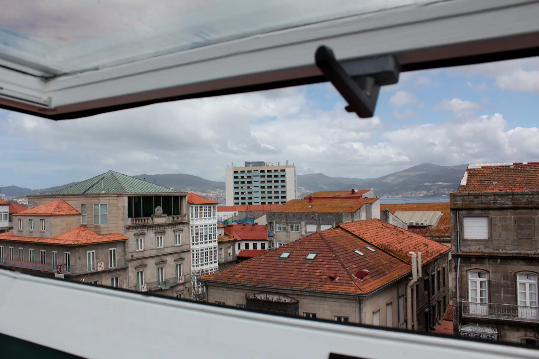 Vistas de tejados desde la ventana — Apartamento 1 habitación, InsideHome Porta do Sol, Vigo
