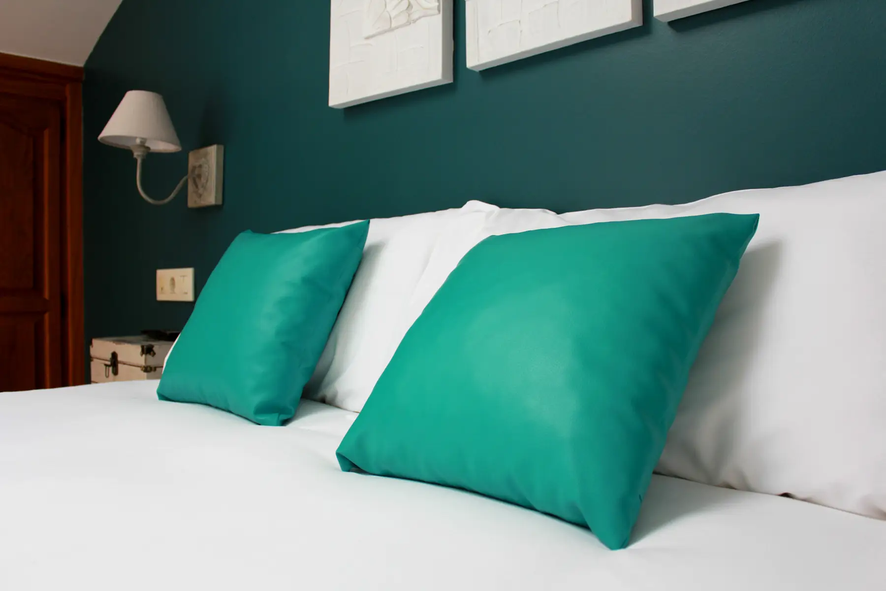 Cama con cojines turquesa — Apartamento 1 habitación, InsideHome Porta do Sol, Vigo