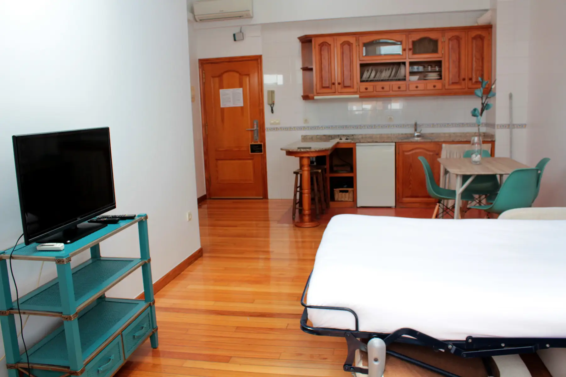 Estancia con sofá cama y cocina — Apartamento 1 habitación, InsideHome Porta do Sol, Vigo