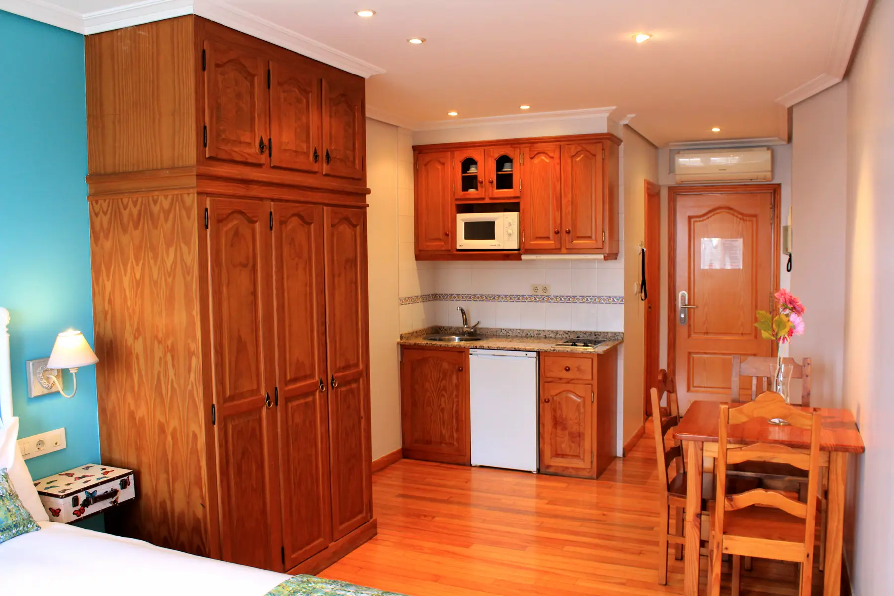 Cocina compacta con mesa de comedor — Estudio Estándar, InsideHome Porta do Sol, Vigo