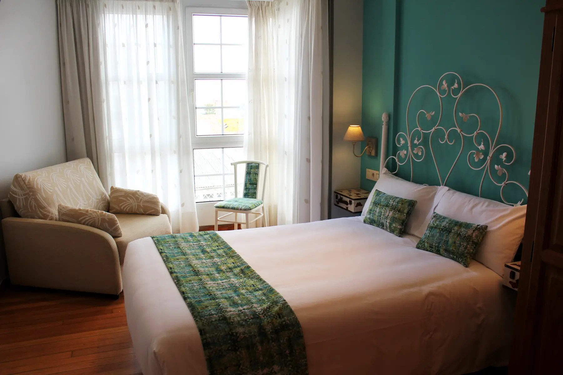 Dormitorio con cama doble y butaca — Estudio Estándar, InsideHome Porta do Sol, Vigo
