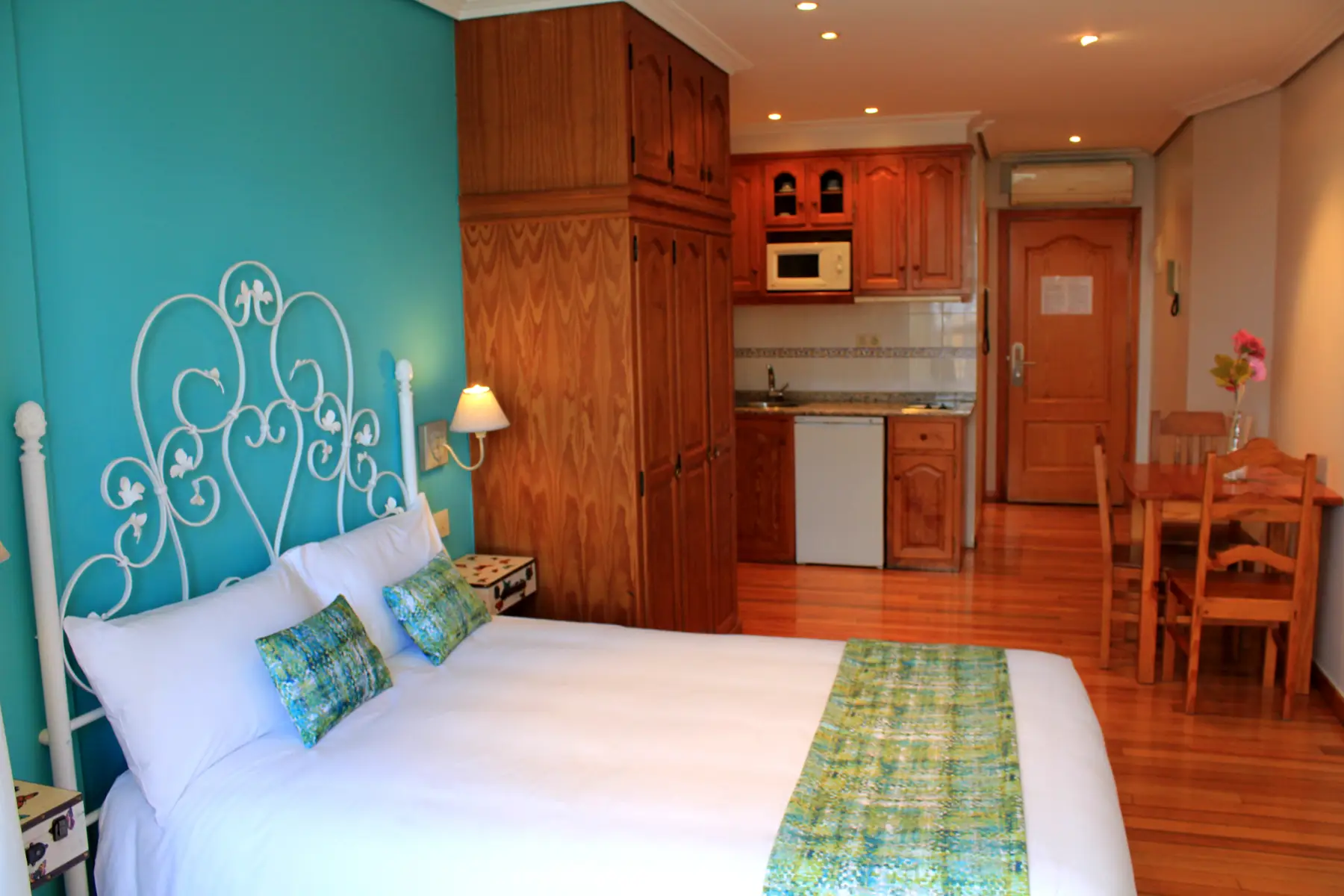 Estudio con cama y cocina — Estudio Estándar, InsideHome Porta do Sol, Vigo
