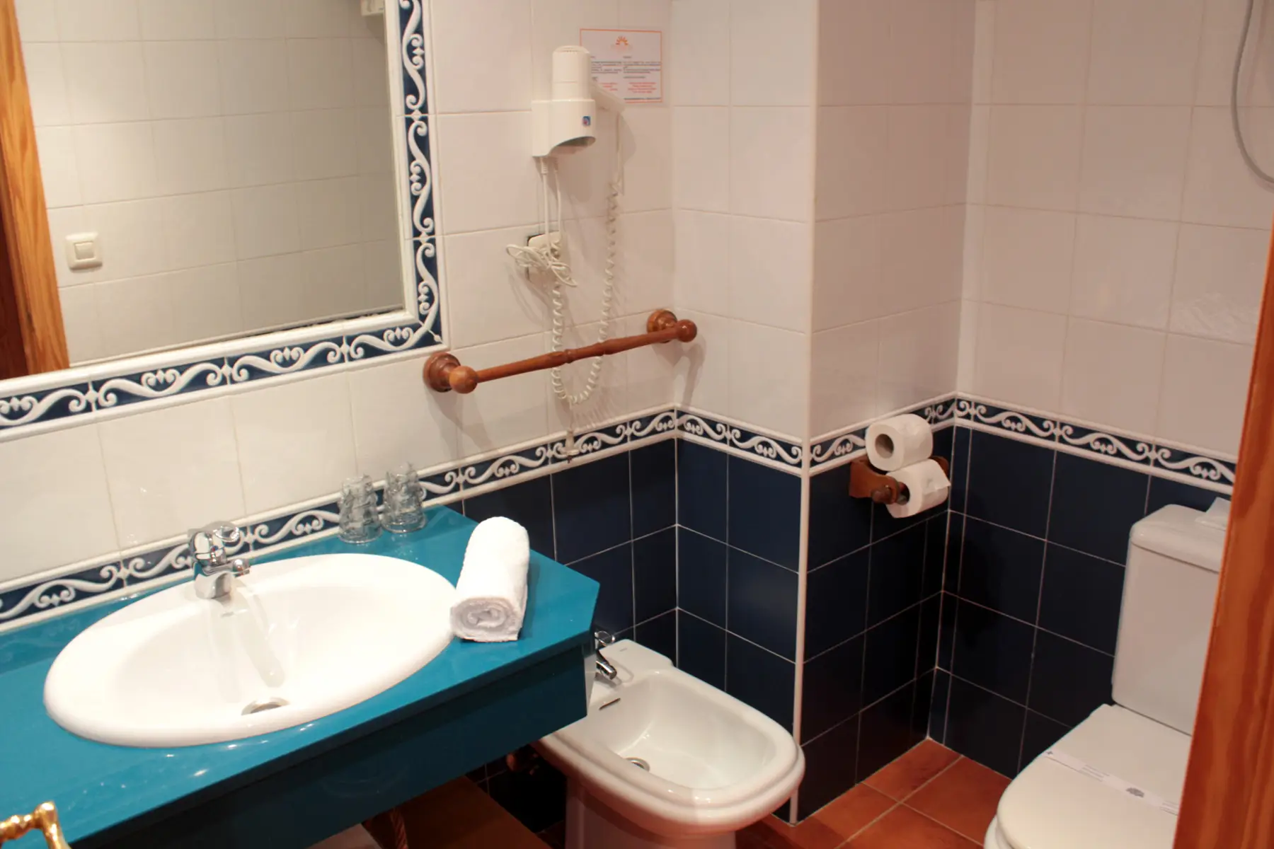 Baño con lavabo y bidé — Estudio 2 Camas, InsideHome Porta do Sol, Vigo
