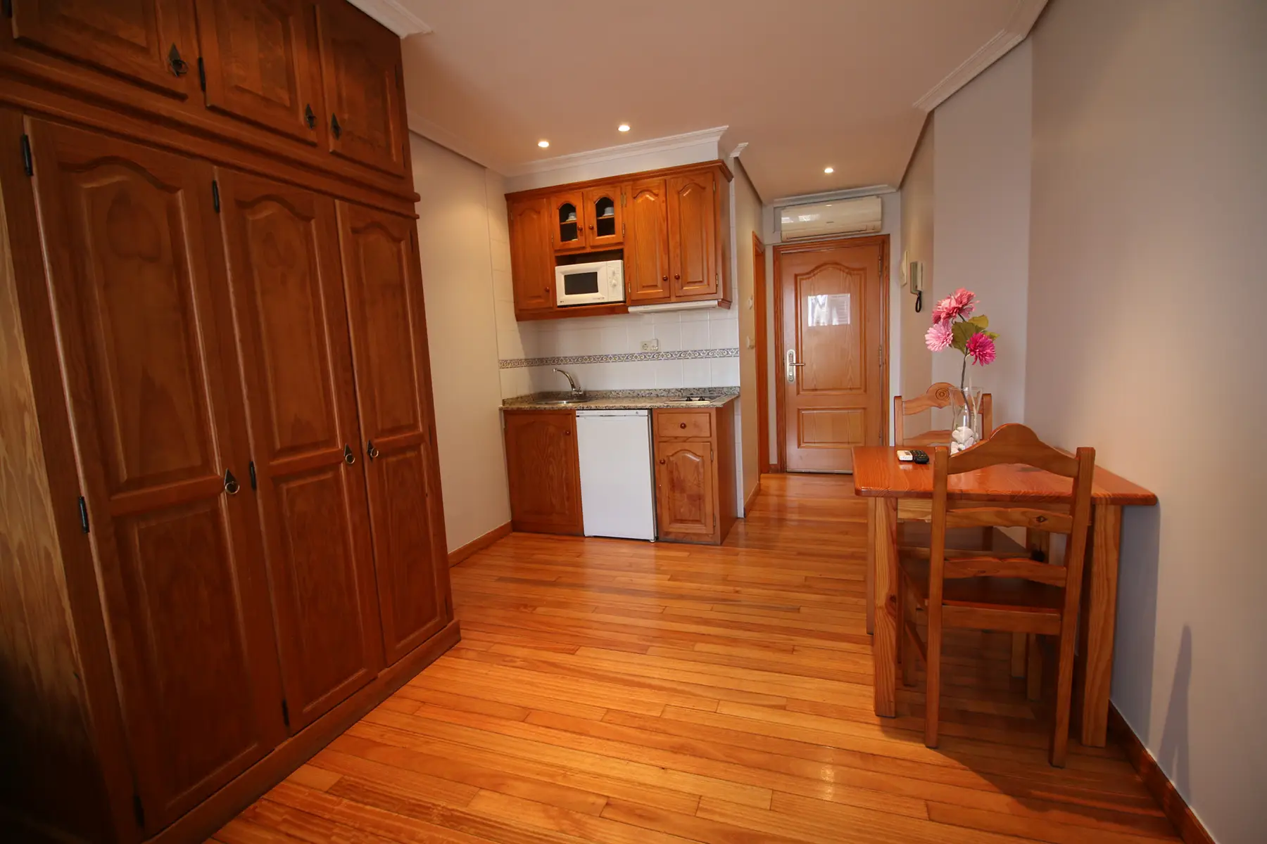 Cocina compacta y zona de comedor — Estudio económico, InsideHome Porta do Sol, Vigo