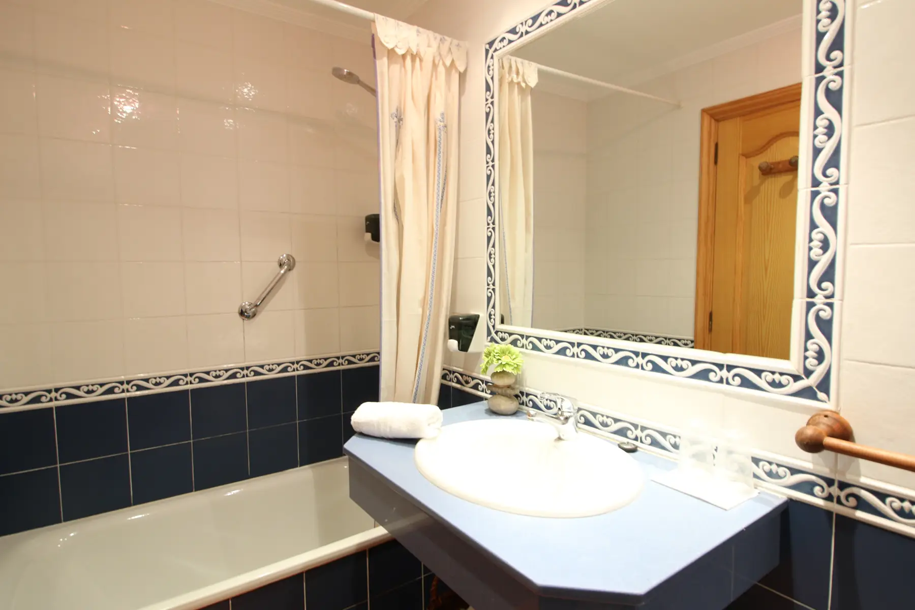 Baño con bañera — Estudio económico, InsideHome Porta do Sol, Vigo
