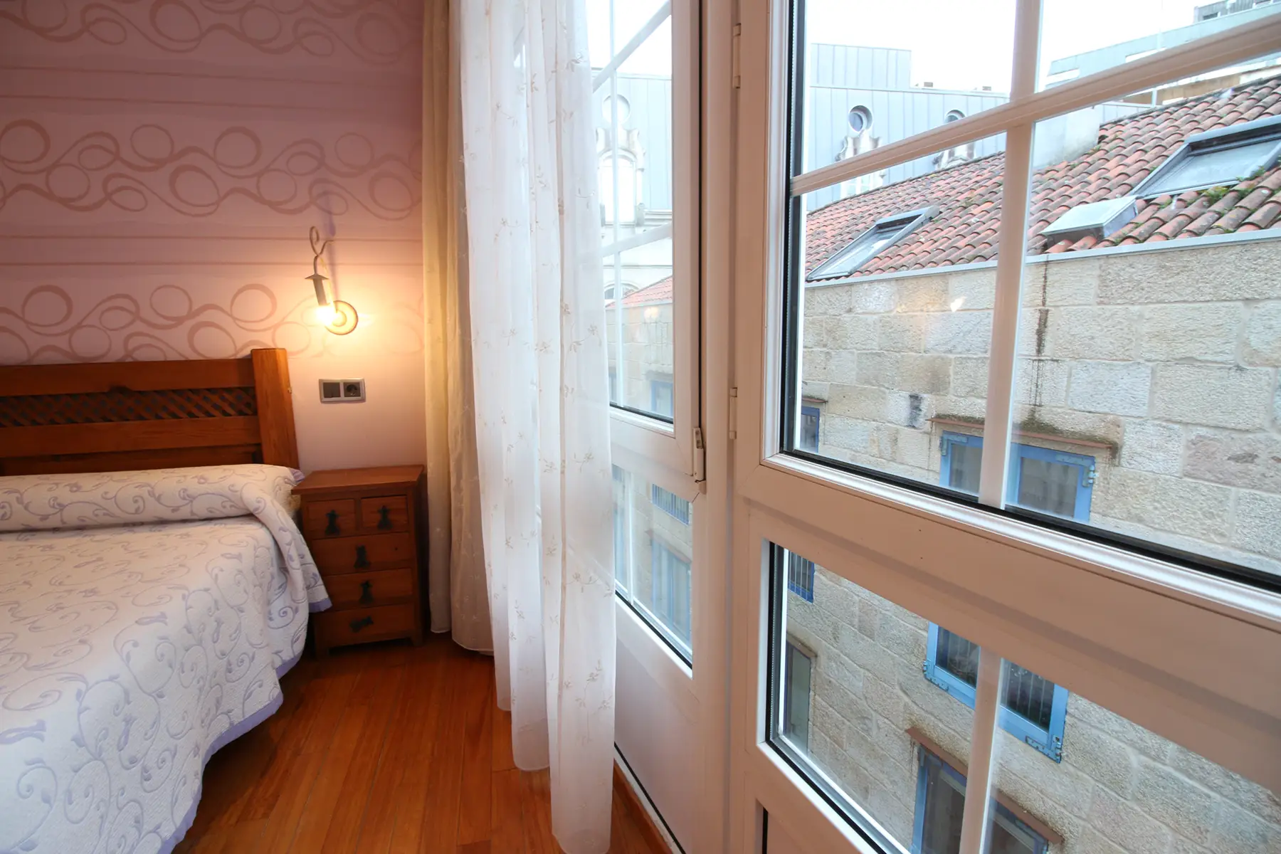 Cama junto al ventanal — Estudio económico, InsideHome Porta do Sol, Vigo