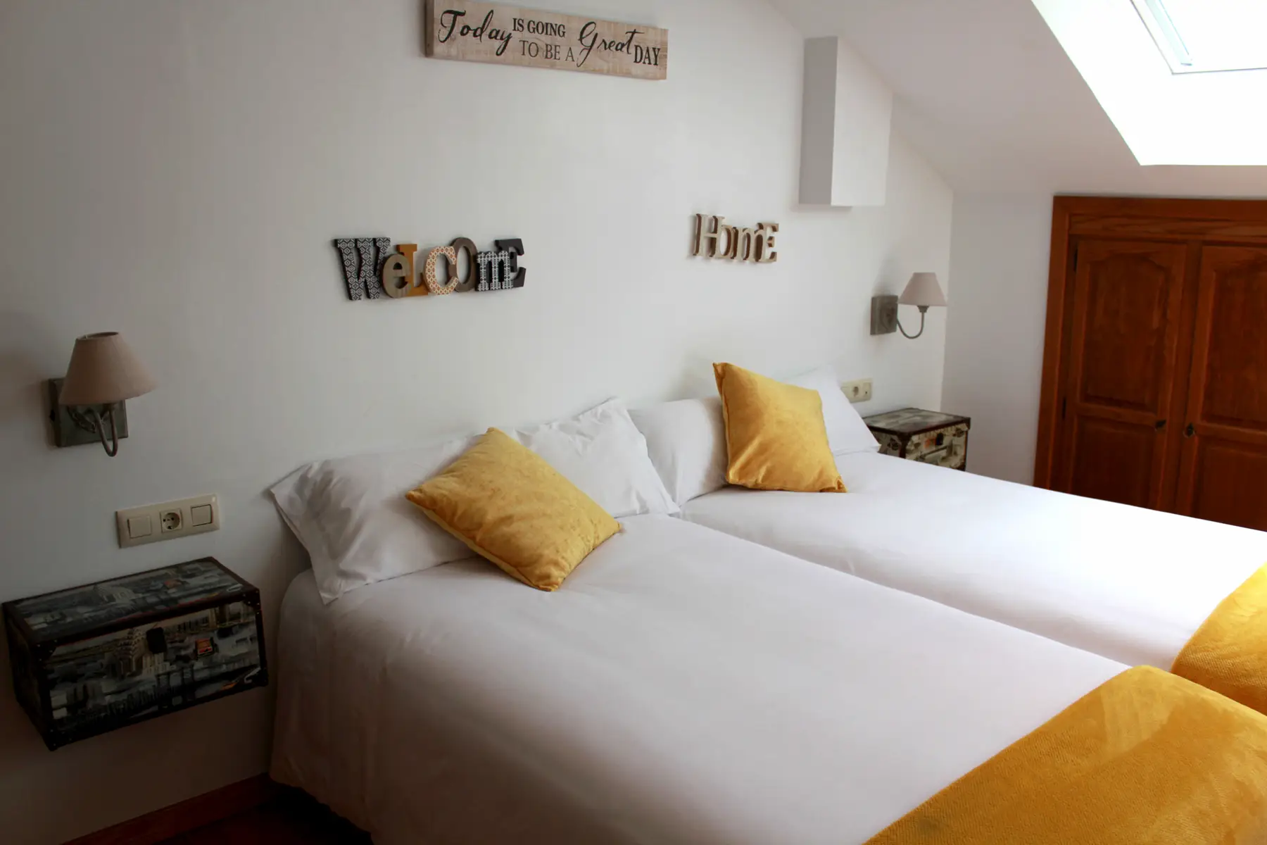 Dos camas con cojines amarillos — Dúplex familiar, InsideHome Porta do Sol, Vigo
