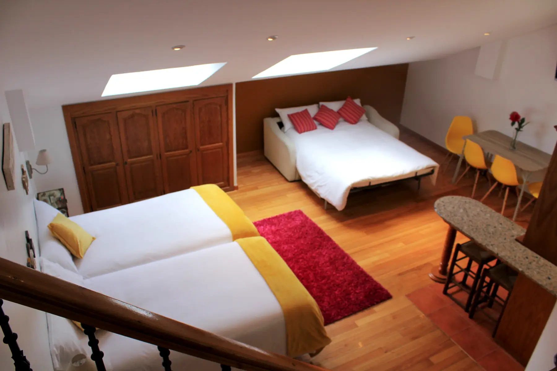 Estancia abuhardillada con varias camas — Dúplex familiar, InsideHome Porta do Sol, Vigo