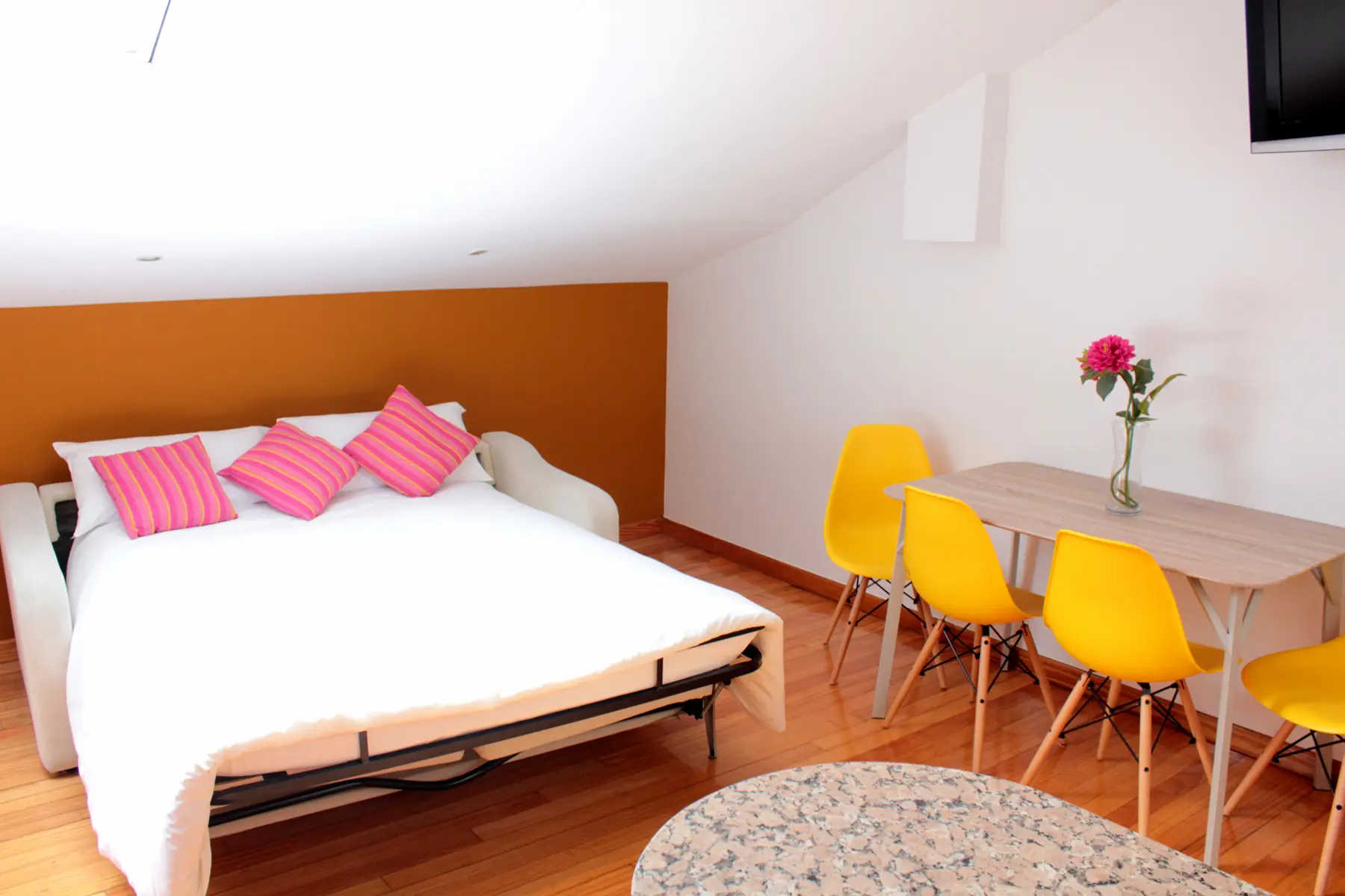 Sofá cama y mesa de comedor — Dúplex familiar, InsideHome Porta do Sol, Vigo