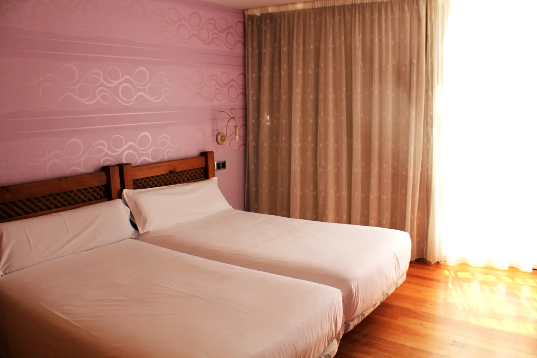Dormitorio con dos camas — Apartamento familiar, InsideHome Porta do Sol, Vigo