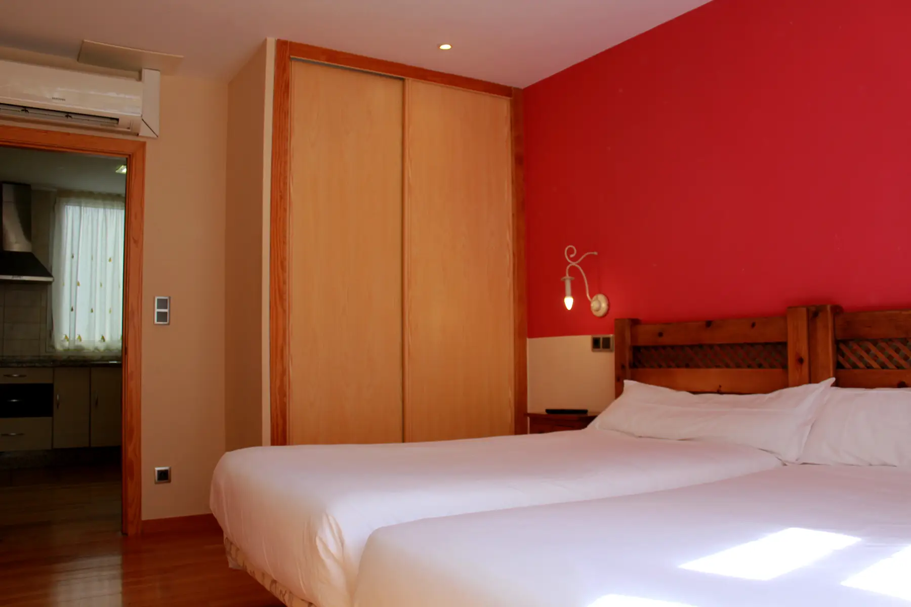 Dormitorio con armario y dos camas — Apartamento familiar, InsideHome Porta do Sol, Vigo