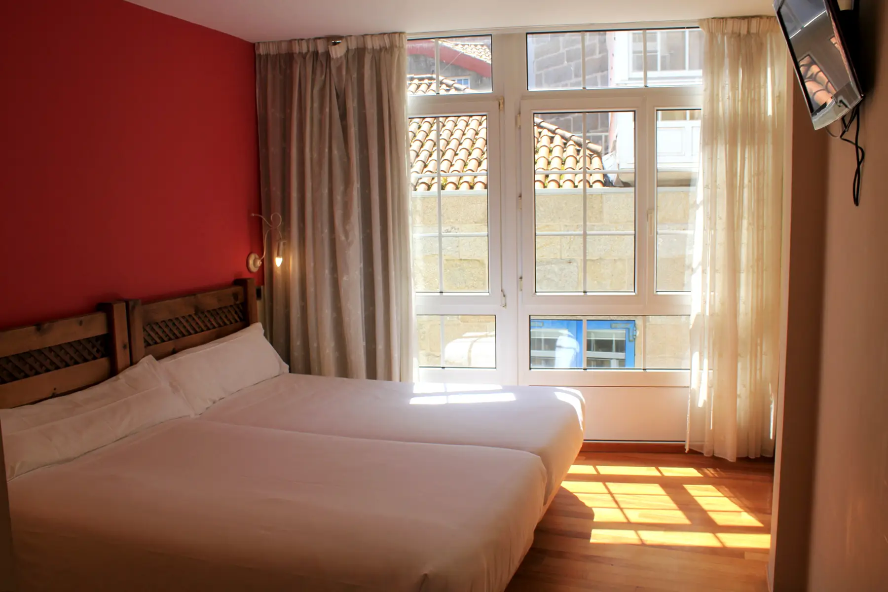 Dormitorio con ventanal y televisión — Apartamento familiar, InsideHome Porta do Sol, Vigo