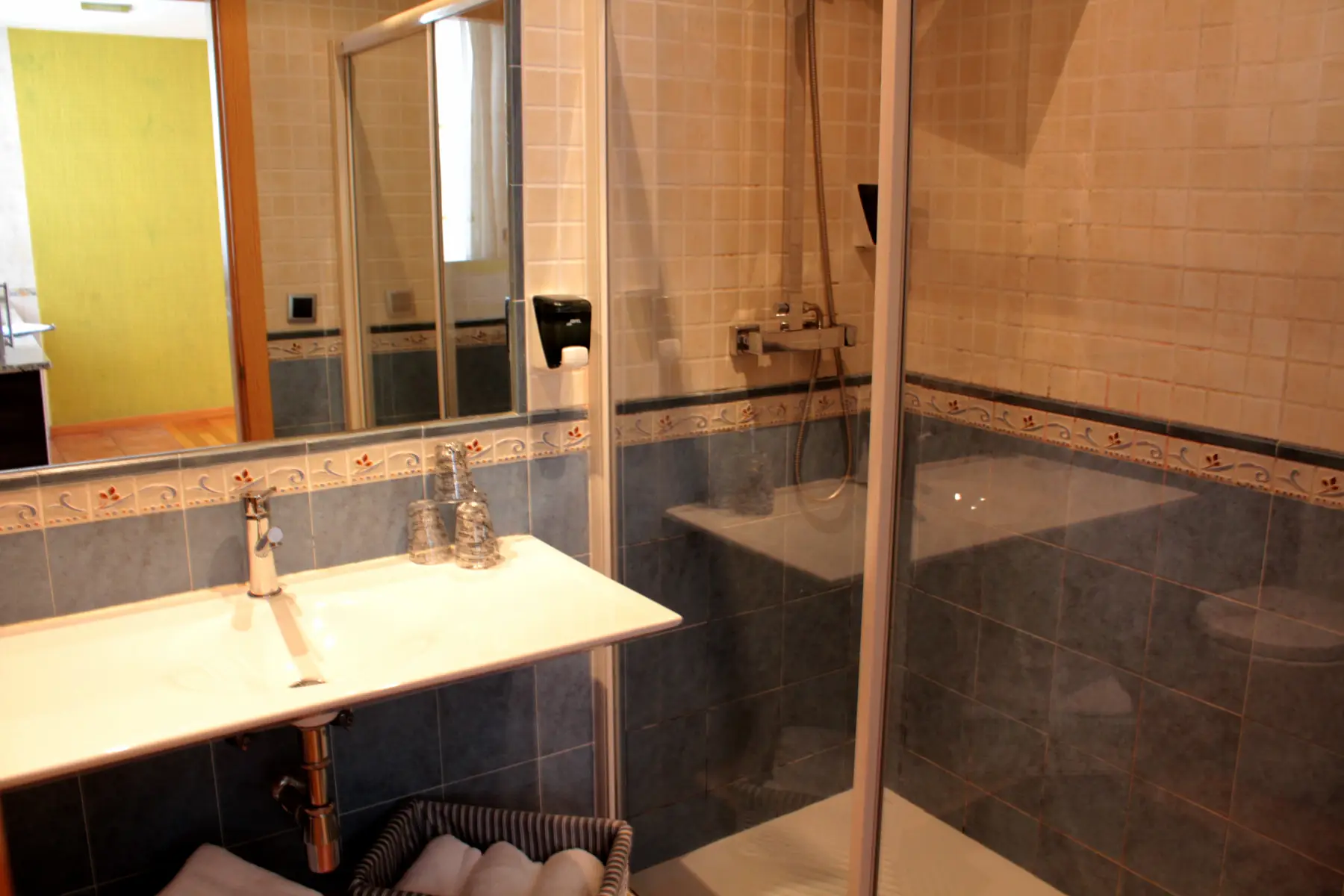 Baño con ducha — Apartamento familiar, InsideHome Porta do Sol, Vigo